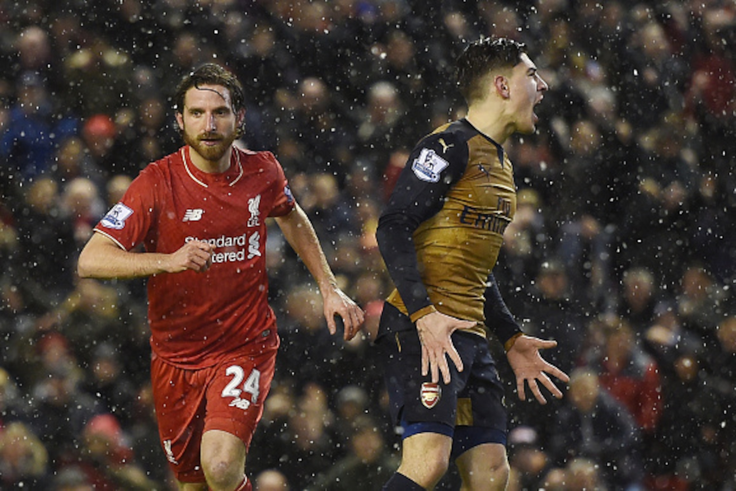 Liverpool's Welsh midfielder Joe Allen (L) celebrates after scoring during the English Premier League football match between Liverpool and Arsenal at Anfield stadium in Liverpool, north-west England on January 13, 2016.
AFP PHOTO / PAUL ELLIS
RESTRICTED T