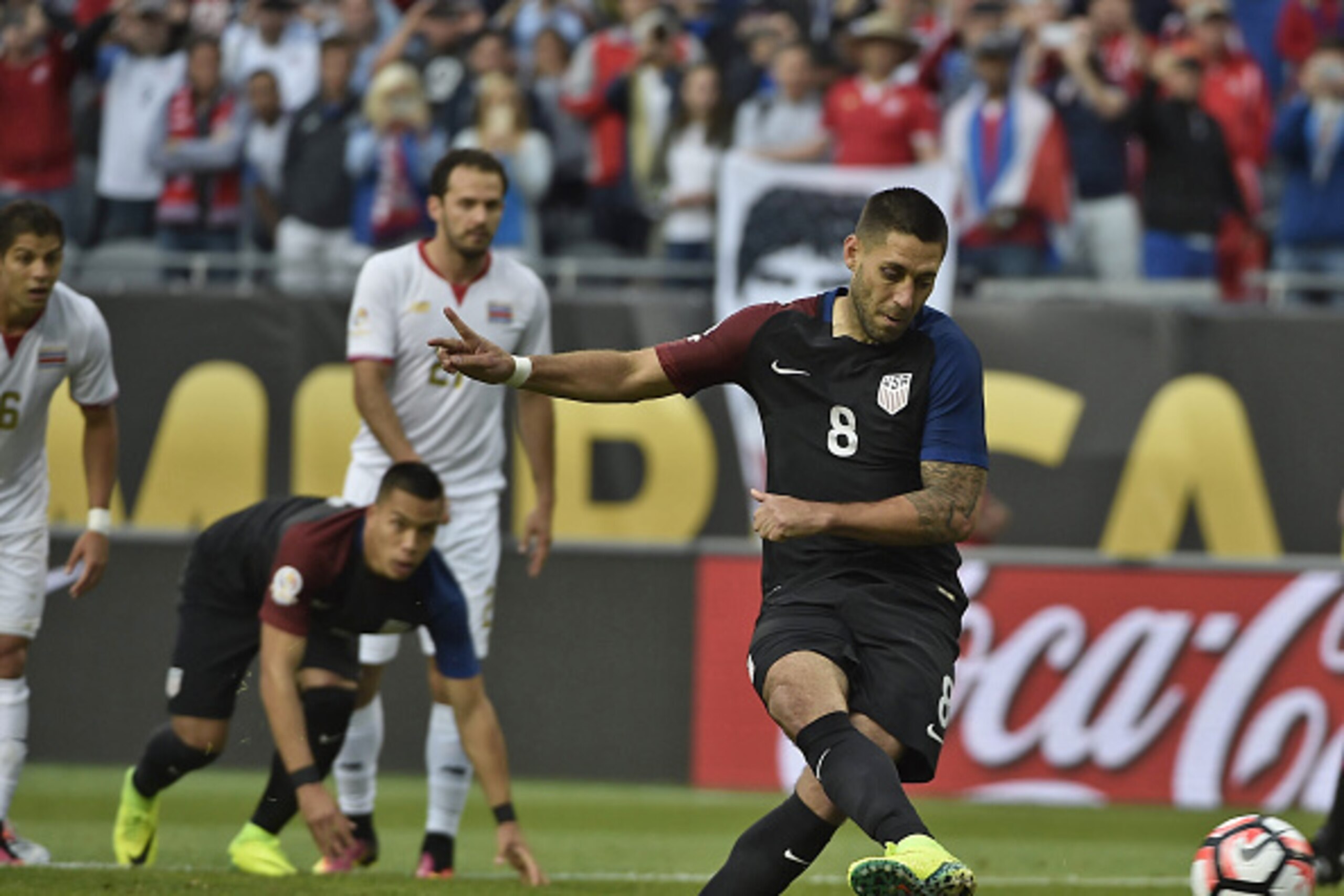 USA's Clint Dempsey shoots to score a penalty against Costa Rica during their Copa America Centenario football tournament in Chicago, Illinois, United States, on June 7, 2016.  / AFP / OMAR TORRES        (Photo credit should read OMAR TORRES/AFP/Getty Ima