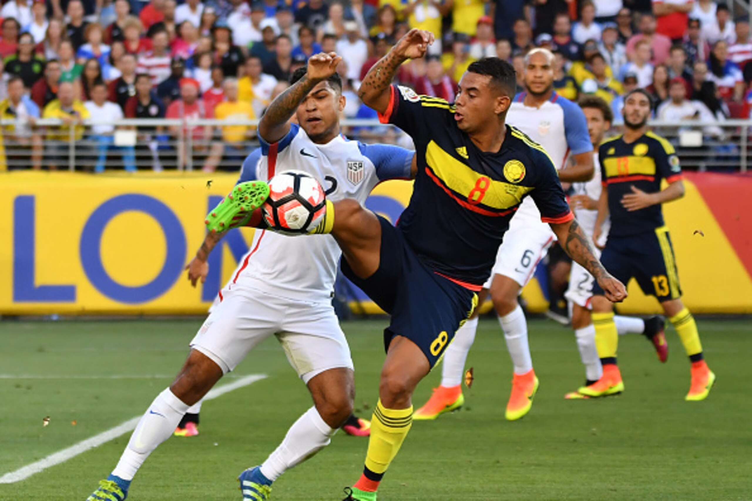 TOPSHOT - USA's DeAndre Yedlin (L) and Colombia's Edwin Cardona vie for the ball during the Copa America Centenario football tournament in Santa Clara, California, United States, on June 3, 2016. / AFP / JOSH EDELSON        (Photo credit should read JOSH 