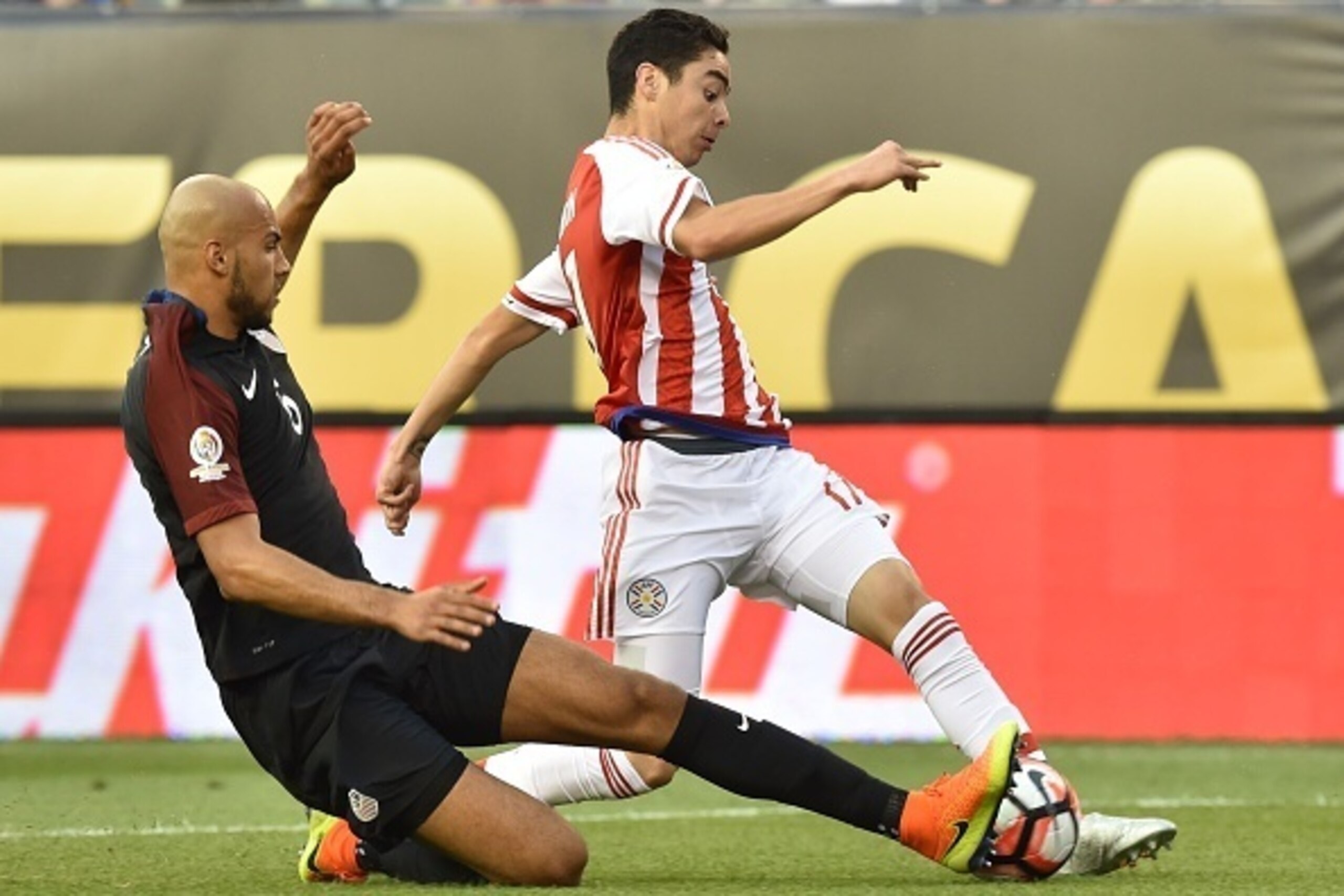 Paraguay's Miguel Angel Almiron (R) is marked by USA's John Brooks during their Copa America Centenario football tournament match in Philadelphia, Pennsylvania, United States, on June 11, 2016.  / AFP / NICHOLAS KAMM        (Photo credit should read NICHO
