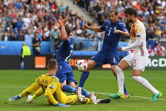 Italy's defender Giorgio Chiellini  (2nd R) eyes the ball to kick and score Italy's first goal during Euro 2016 round of 16 football match between Italy and Spain at the Stade de France stadium in Saint-Denis, near Paris, on June 27, 2016.   / AFP / Franc