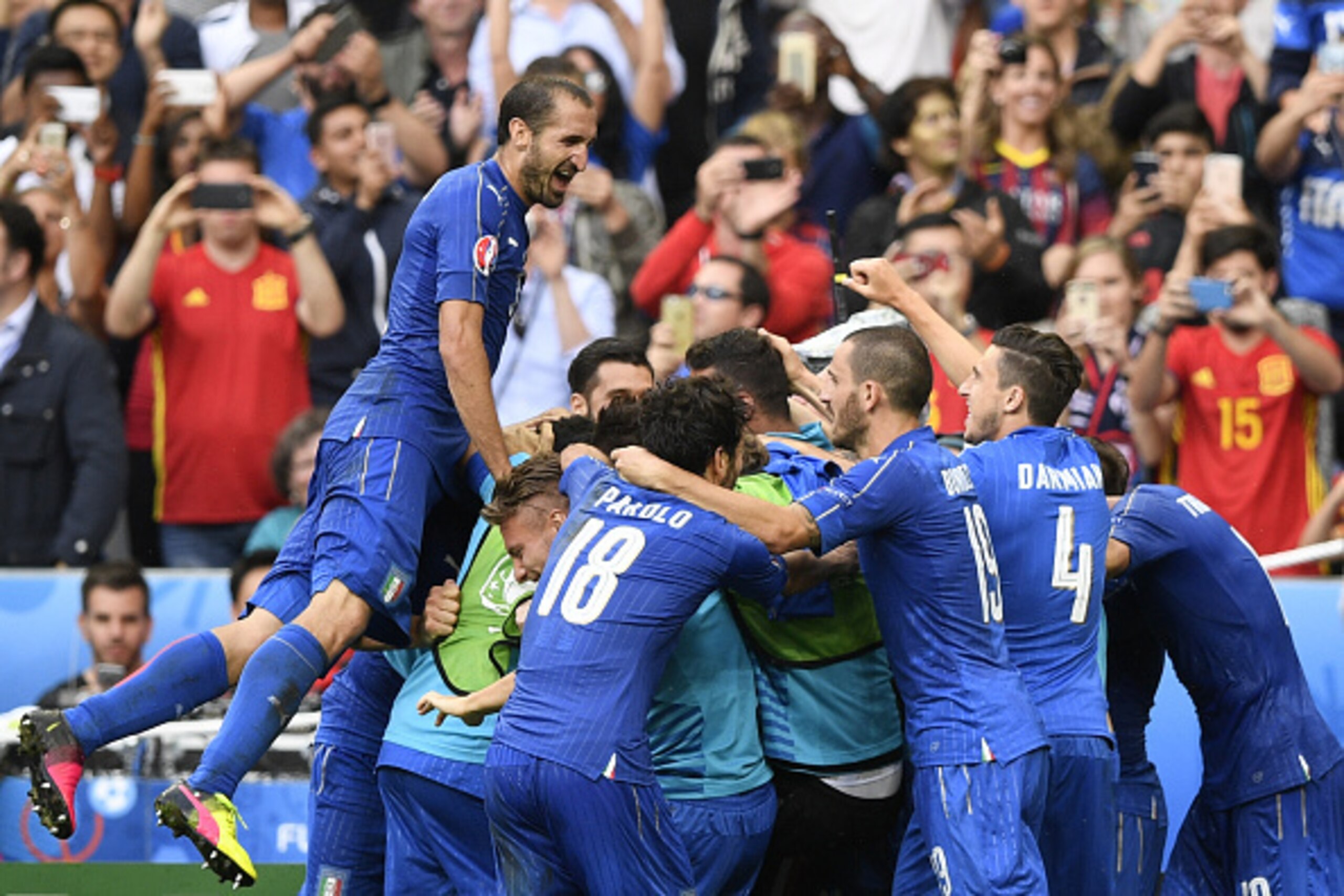 Italy players react after Italy scored a second goal during Euro 2016 round of 16 football match between Italy and Spain at the Stade de France stadium in Saint-Denis, near Paris, on June 27, 2016.   / AFP / MARTIN BUREAU        (Photo credit should read 
