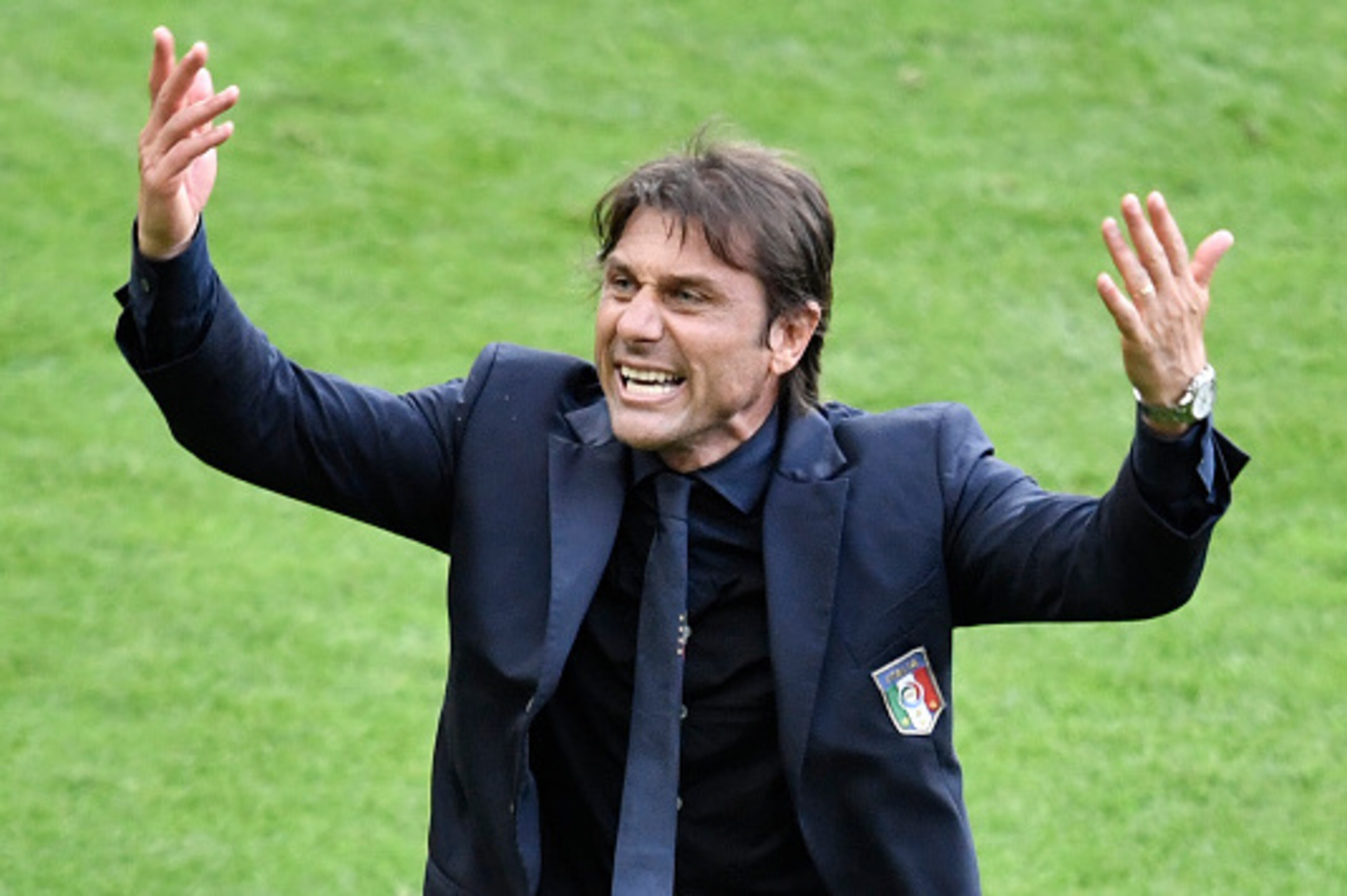 Italy's coach Antonio Conte gestures during Euro 2016 round of 16 football match between Italy and Spain at the Stade de France stadium in Saint-Denis, near Paris, on June 27, 2016.   / AFP / PHILIPPE LOPEZ        (Photo credit should read PHILIPPE LOPEZ/