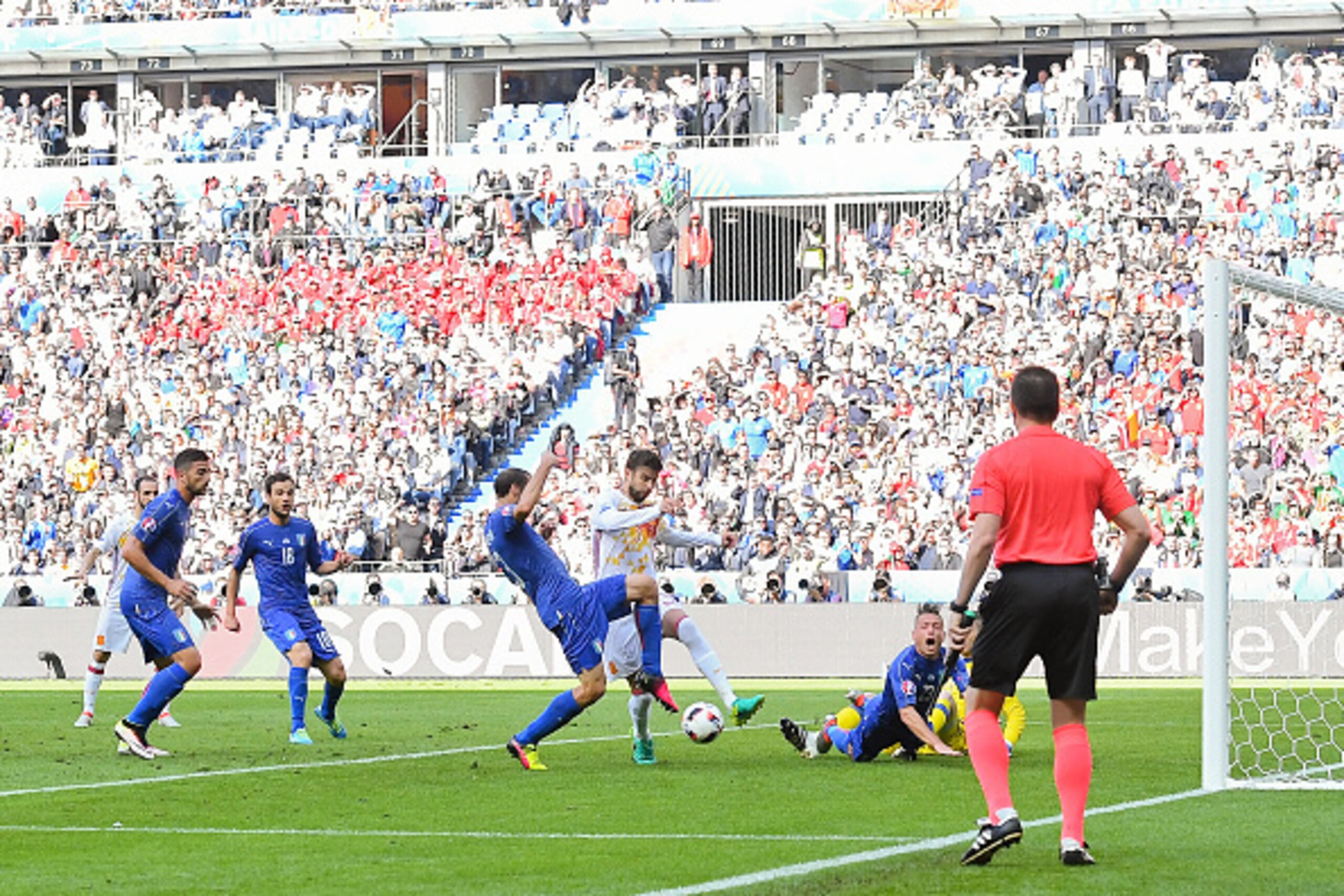 PARIS, FRANCE - JUNE 27:  Giorgio Chiellini of Italy scores the opening goal past Gerard Pique of Spain during their UEFA Euro 2016 round of 16 match between Italy and Spain at Stade de France on June 27, 2016 in Paris, France.  (Photo by David Ramos/Gett