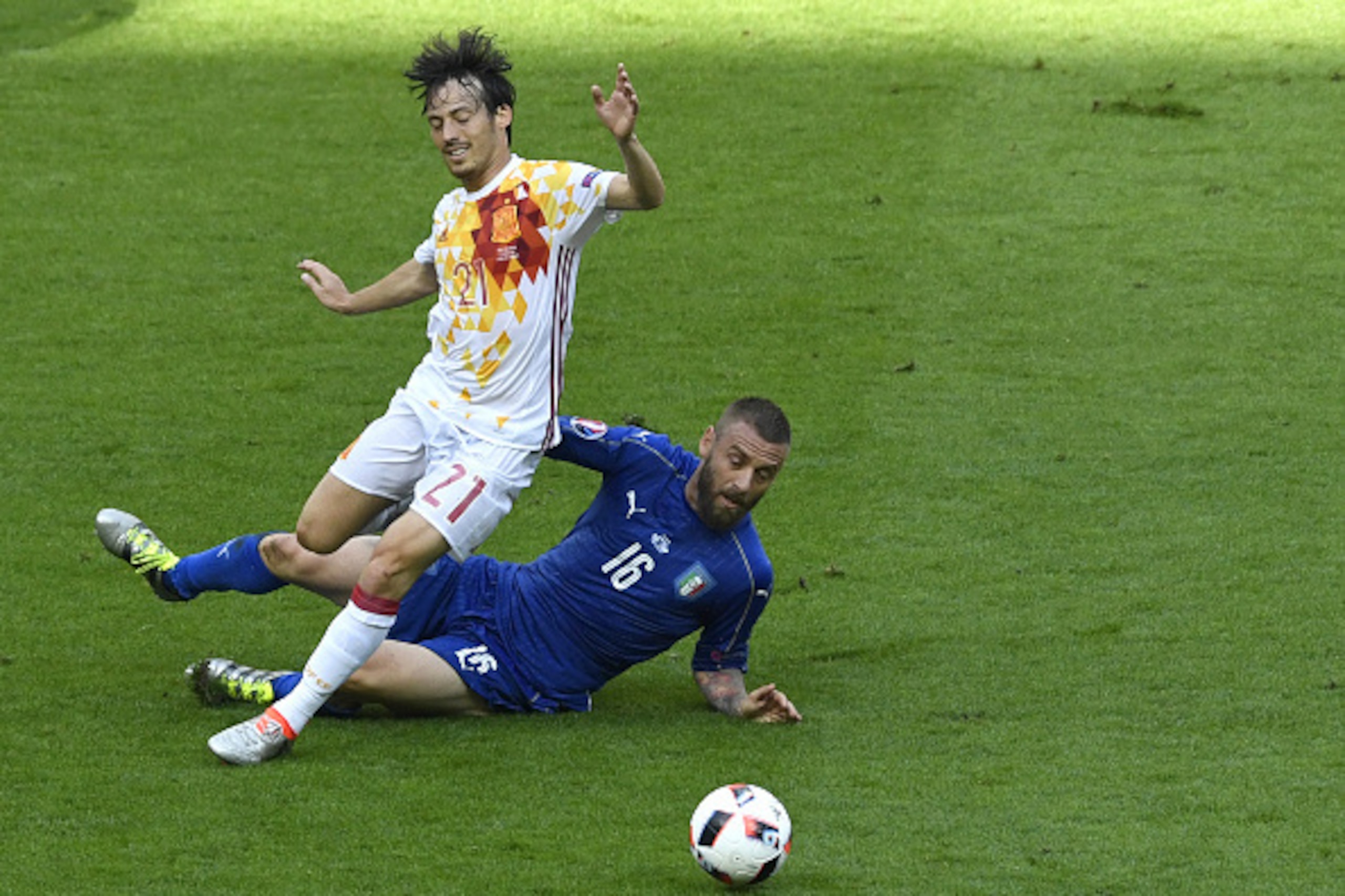 Spain's midfielder David Silva (L) vies with Italy's midfielder Daniele De Rossi during Euro 2016 round of 16 football match between Italy and Spain at the Stade de France stadium in Saint-Denis, near Paris, on June 27, 2016.   / AFP / MIGUEL MEDINA      