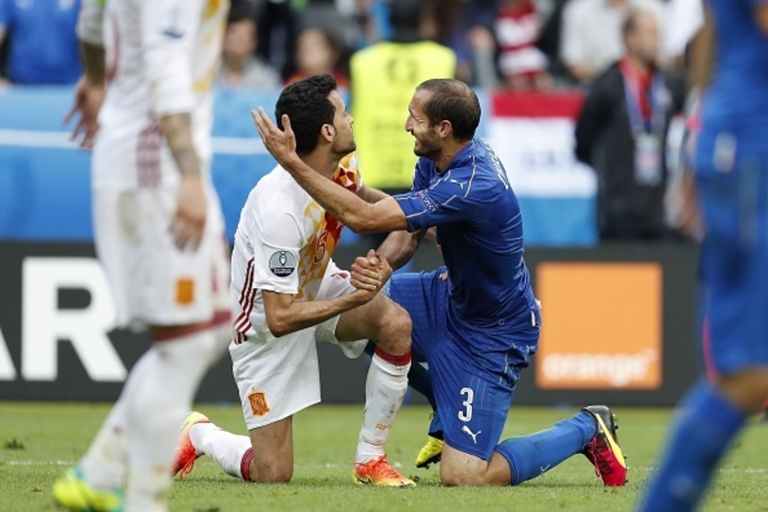 (L-R) Sergio Busquets of Spain, Giorgio Chiellini  of Italy during the UEFA Euro 2016 round of 16 match between Italy and Spain on June 27, 2016 at the Stade de France in Paris, France.(Photo by VI Images via Getty Images)