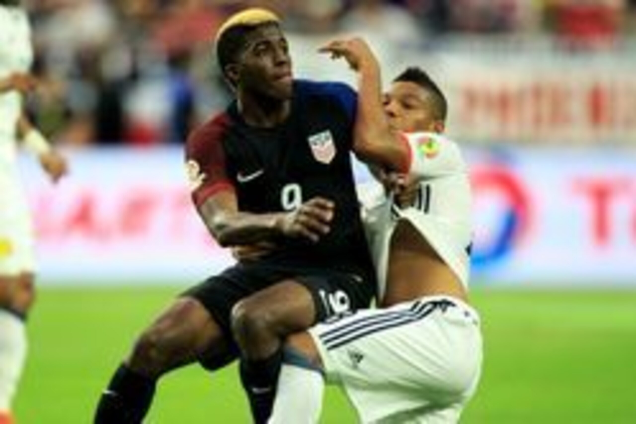 Jun 25, 2016; Glendale, AZ, USA; United States midfielder Gyasi Zardes (9) and Columbia midfielder Edwin Cardona (8) fight for position in the first half against during the third place match of the 2016 Copa America Centenario soccer tournament at Univers