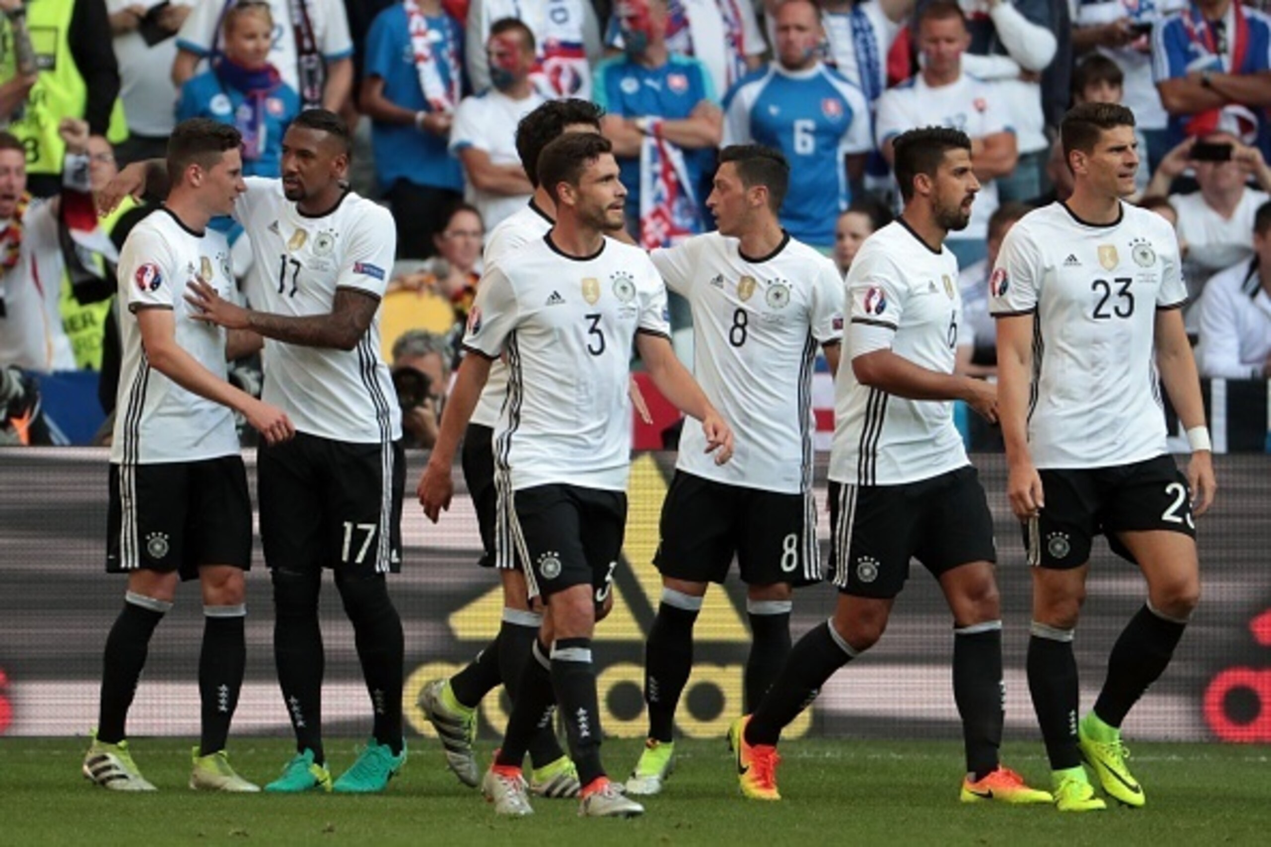 Germany's players celebrate their third goal during the Euro 2016 round of 16 football match between Germany and Slovakia at the Pierre-Mauroy stadium in Villeneuve-d'Ascq near Lille on June 26, 2016. / AFP / KENZO TRIBOUILLARD        (Photo credit should