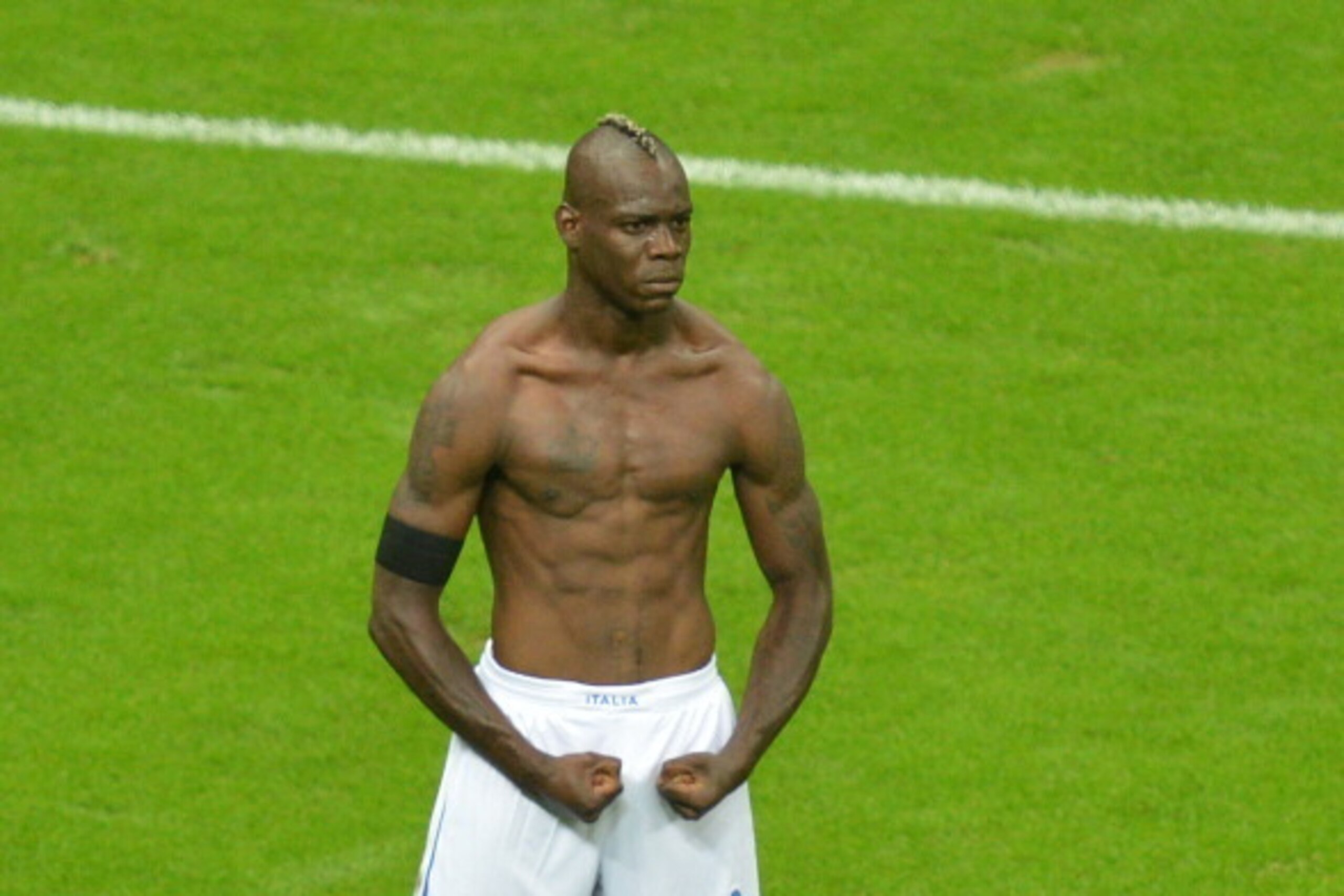 Italian forward Mario Balotelli celebrates after scoring the second goal during the Euro 2012 football championships semi-final match Germany vs Italy on June 28, 2012 at the National Stadium in Warsaw.   AFP PHOTO / GABRIEL BOUYS        (Photo credit sho