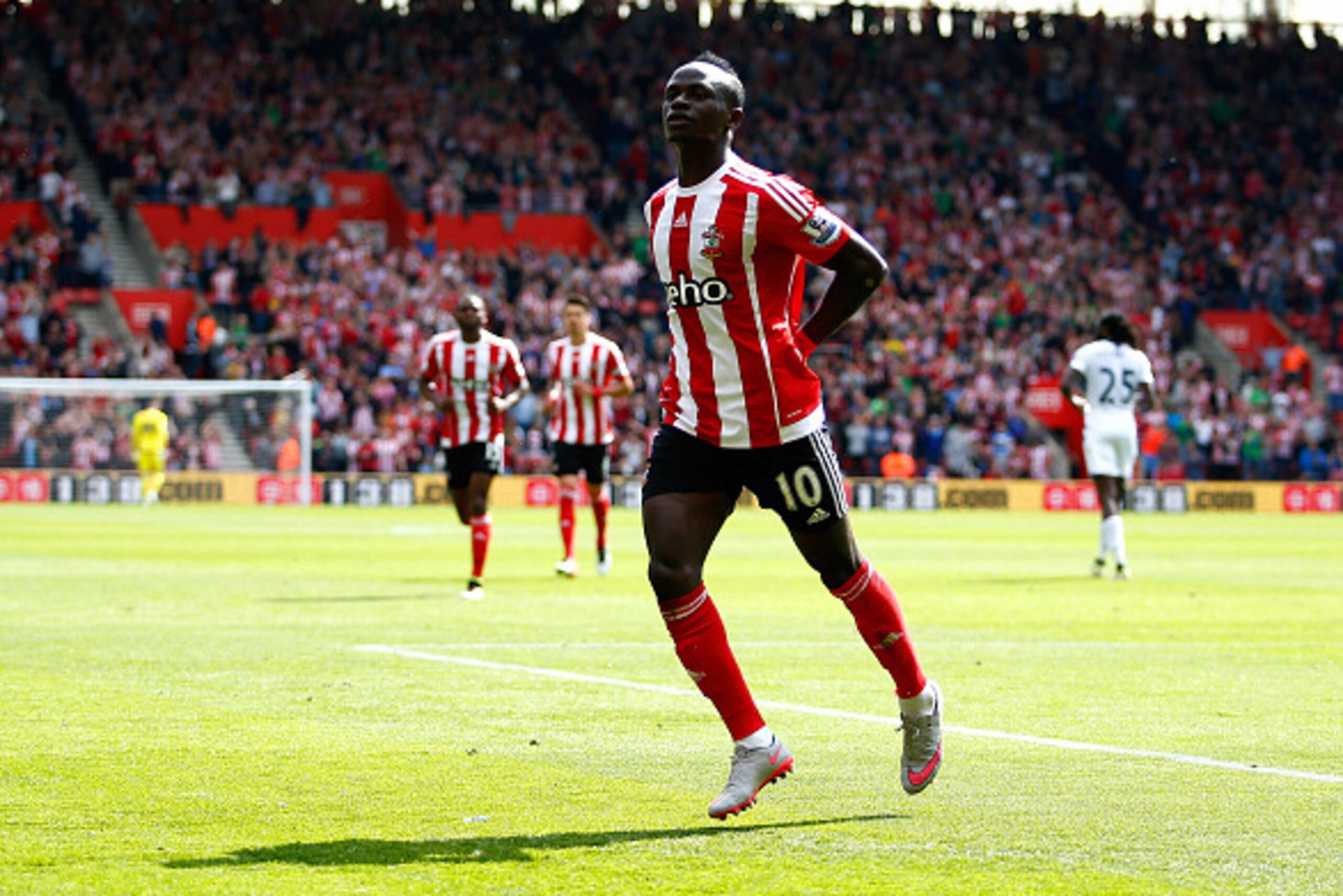 SOUTHAMPTON, ENGLAND - MAY 15:  Sadio Mane of Southampton celebrates scoring his team's first goal  during the Barclays Premier League match between Southampton and Crystal Palace at St Mary's Stadium on May 15, 2016 in Southampton, England.  (Photo by Ch