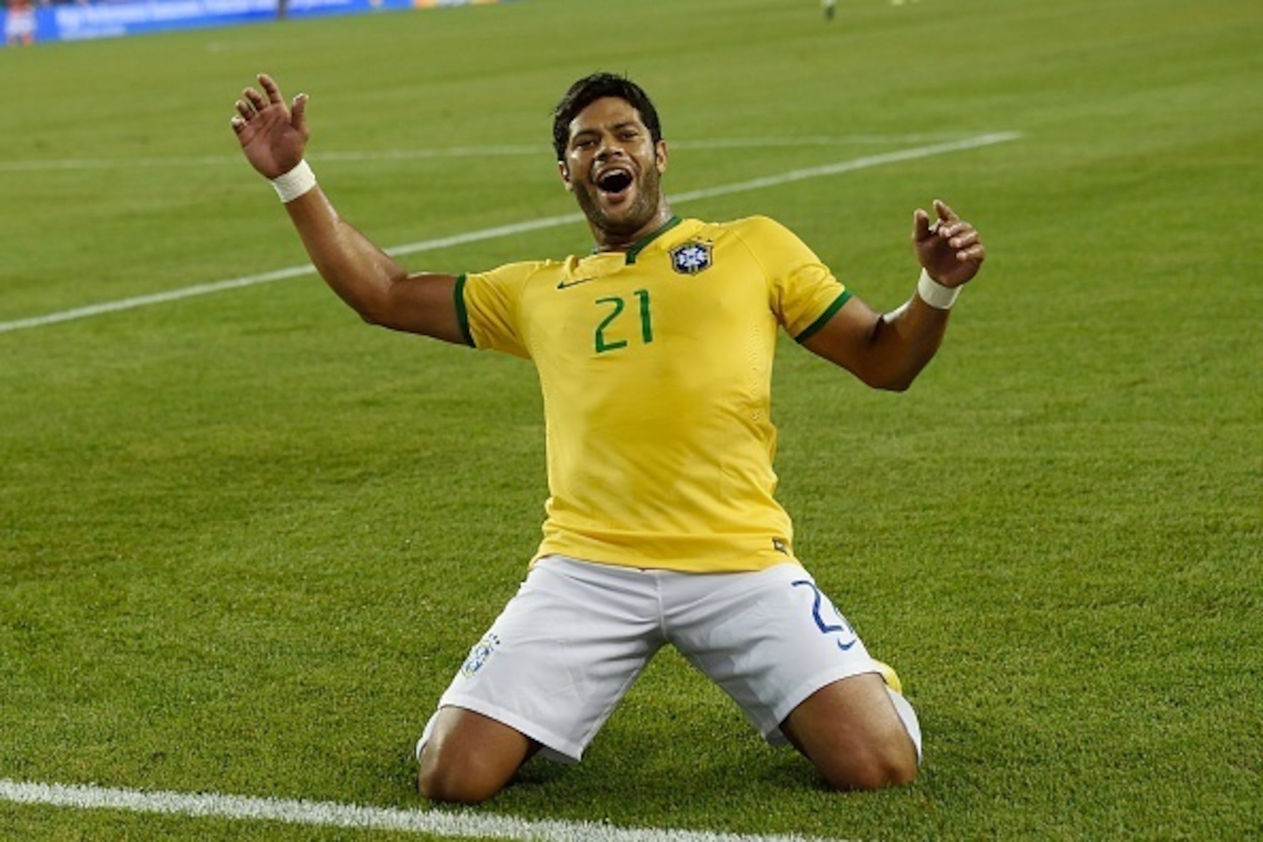 Brazil's Hulk (21) celebrates after scoring a goal during the friendly match between the USA and Brazil September 8, 2015 at Gillette Stadium in Foxborough, Massachusetts. AFP PHOTO/DON EMMERT        (Photo credit should read DON EMMERT/AFP/Getty Images)