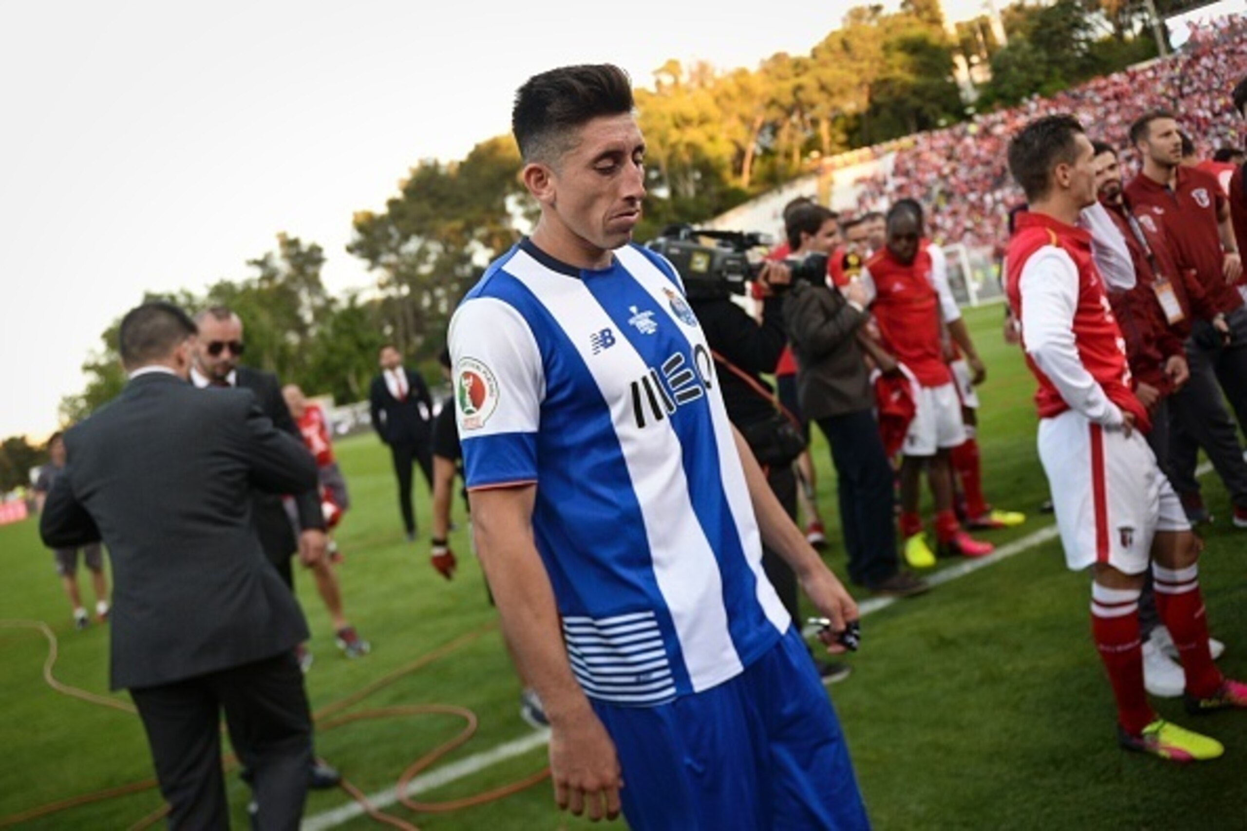 Porto's Mexican midfielder Hector Herrera looks downwards at the end of the Portuguese Cup final football match FC Porto vs SC Braga at Jamor stadium in Oeiras, outskirts of Lisbon on May 22, 2016.  / AFP / PATRICIA DE MELO MOREIRA        (Photo credit sh