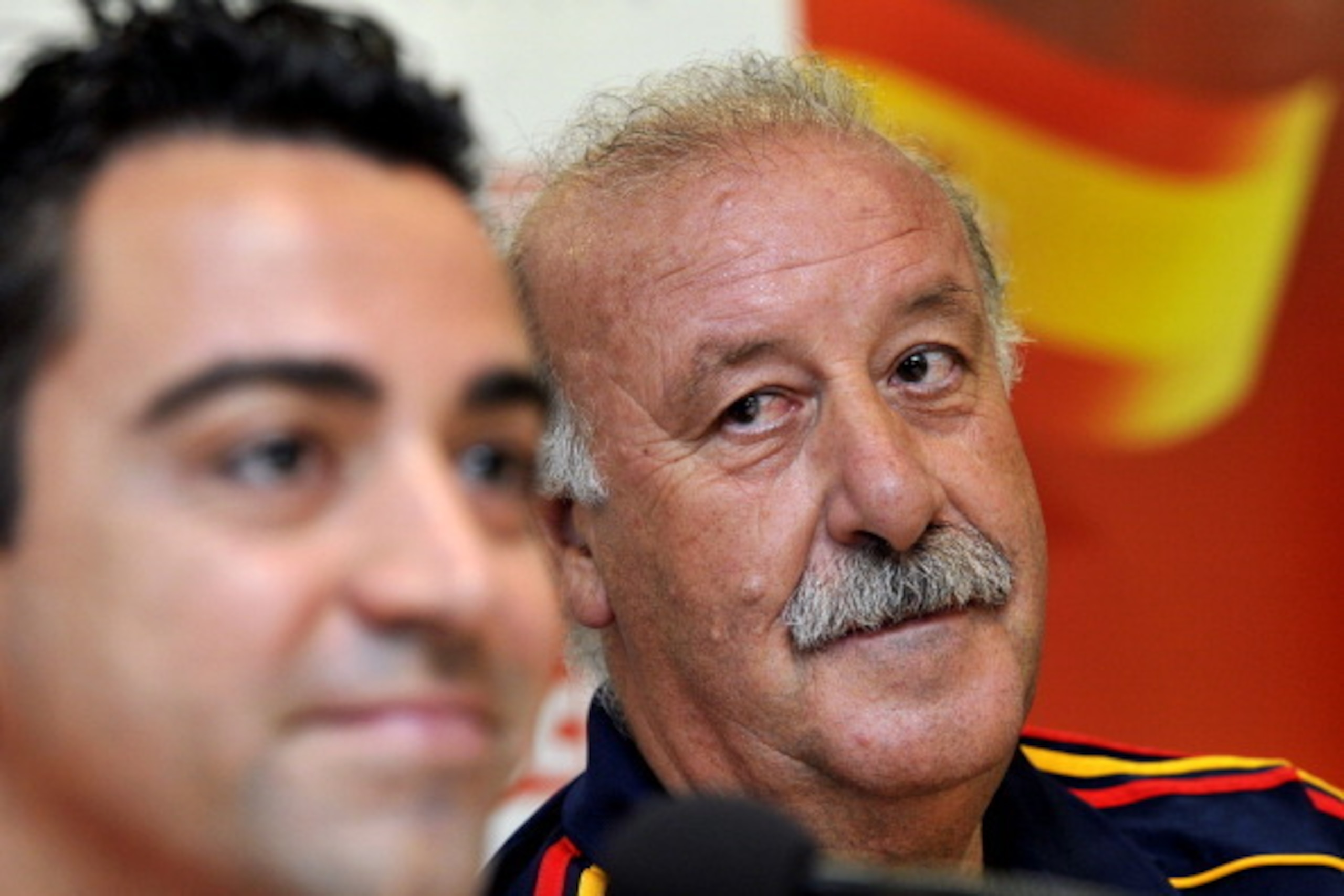 Spain's coach Vicente del Bosque (R) looks on next to Spain's midfielder Xavi Hernandez during a press conference at AFG Arena in St Gallen on September 1, 2011, on the eve of their friendly football match against Chile.   AFP PHOTO / FABRICE COFFRINI (Ph