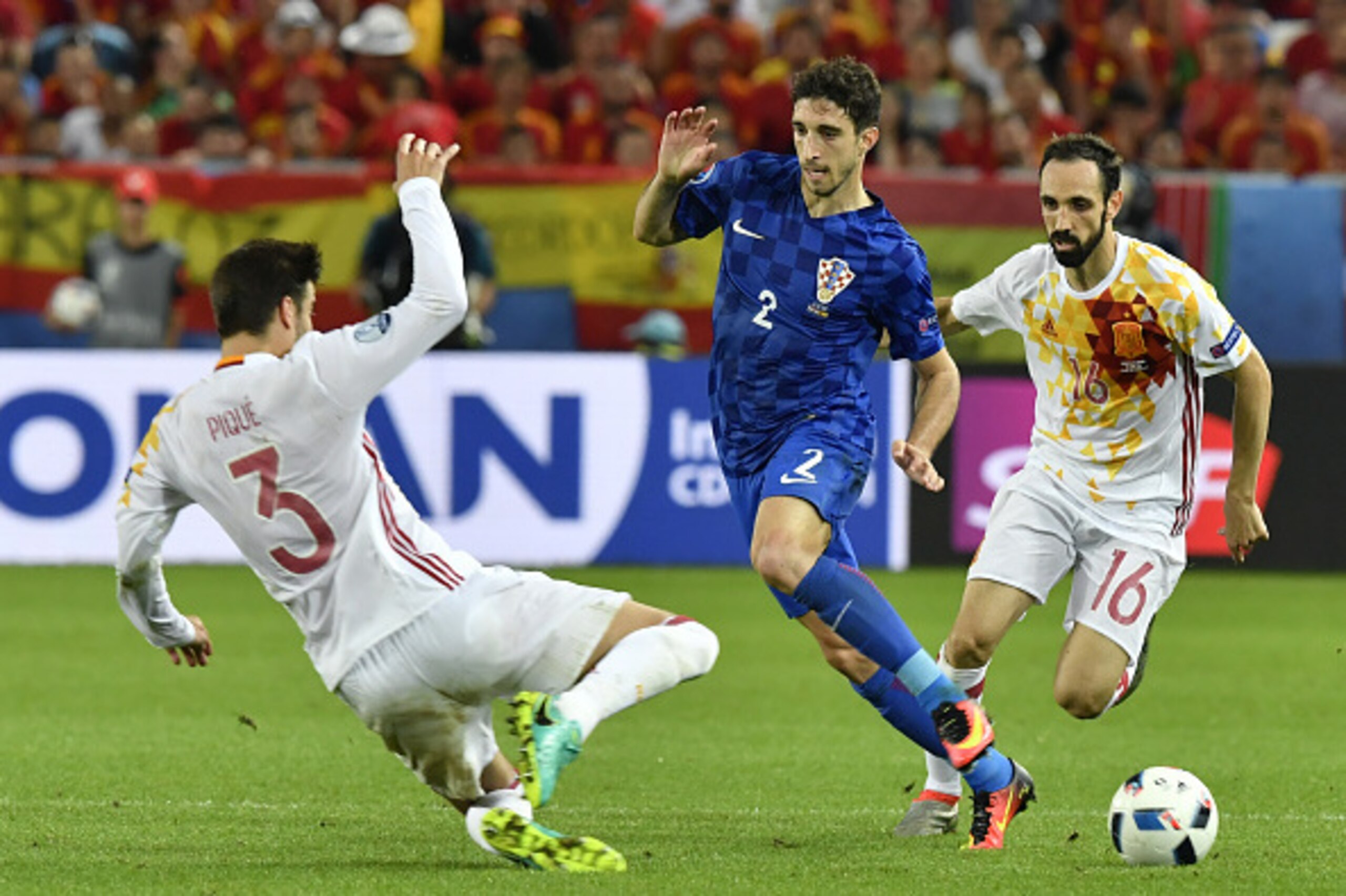Croatia's defender Sime Vrsaljko (C) dribbles past Spain's defender Gerard Pique (L) during the Euro 2016 group D football match between Croatia and Spain at the Matmut Atlantique stadium in Bordeaux on June 21, 2016. / AFP / GEORGES GOBET        (Photo c