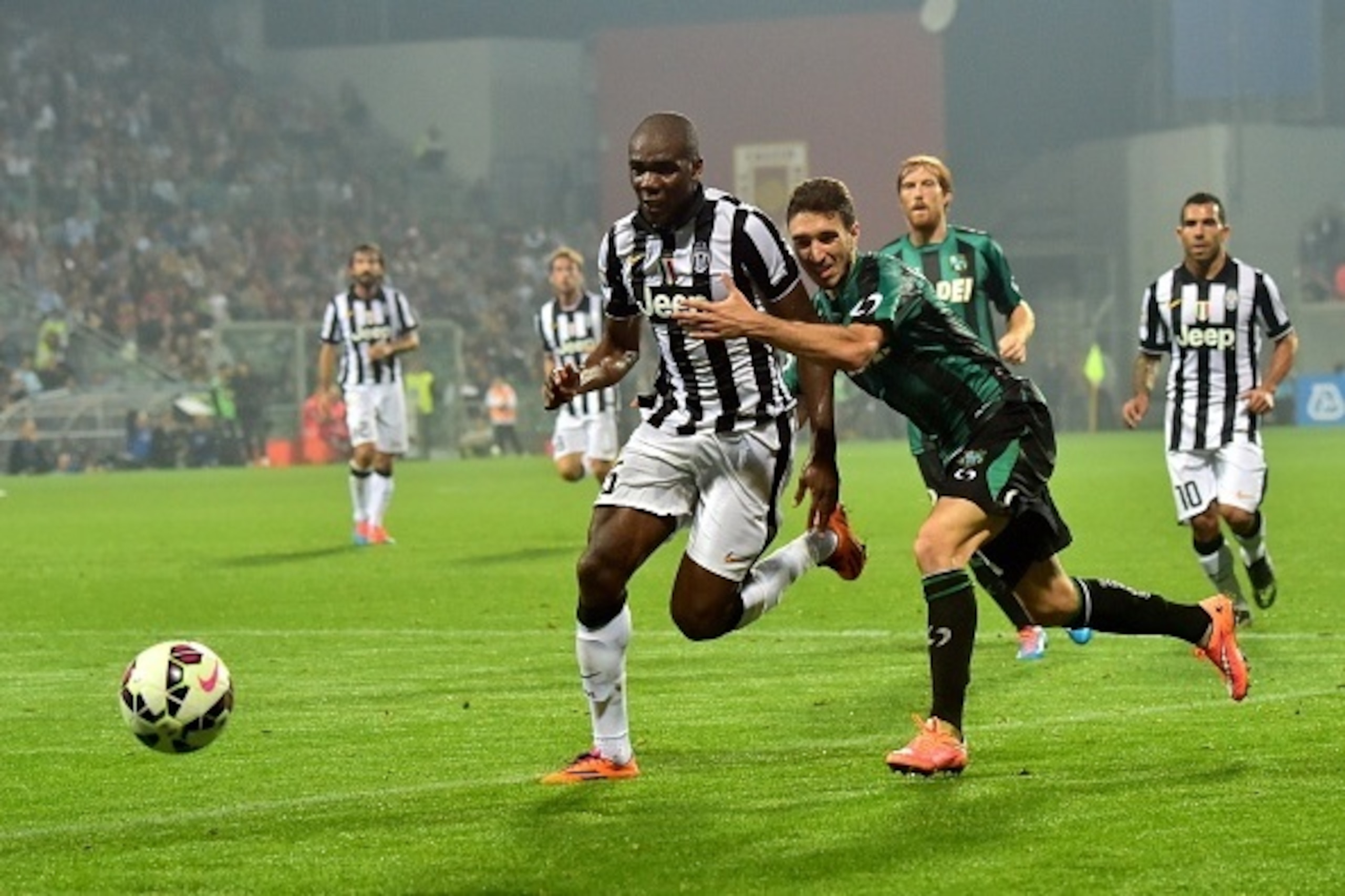Sassuolo's Croatian defender Sime Vrsaljko (R) fights for the ball with Juventus defender Angelo Obinze Ogbonna during the Italian Serie A football match between Sassuolo and Juventus at the Mapei Stadium in Reggio Emilia on October 18, 2014. AFP PHOTO / 