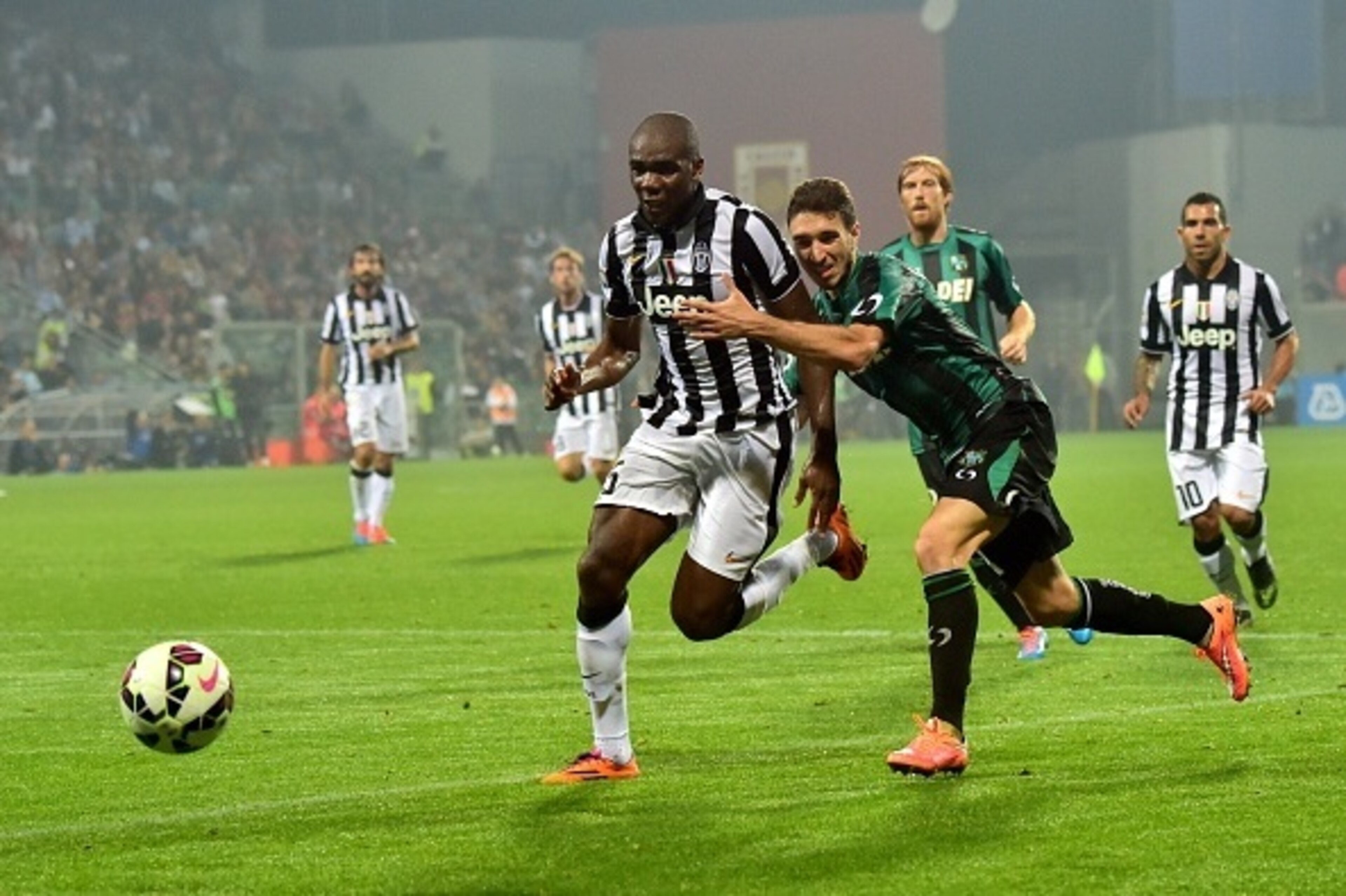 Sassuolo's Croatian defender Sime Vrsaljko (R) fights for the ball with Juventus defender Angelo Obinze Ogbonna during the Italian Serie A football match between Sassuolo and Juventus at the Mapei Stadium in Reggio Emilia on October 18, 2014. AFP PHOTO / 
