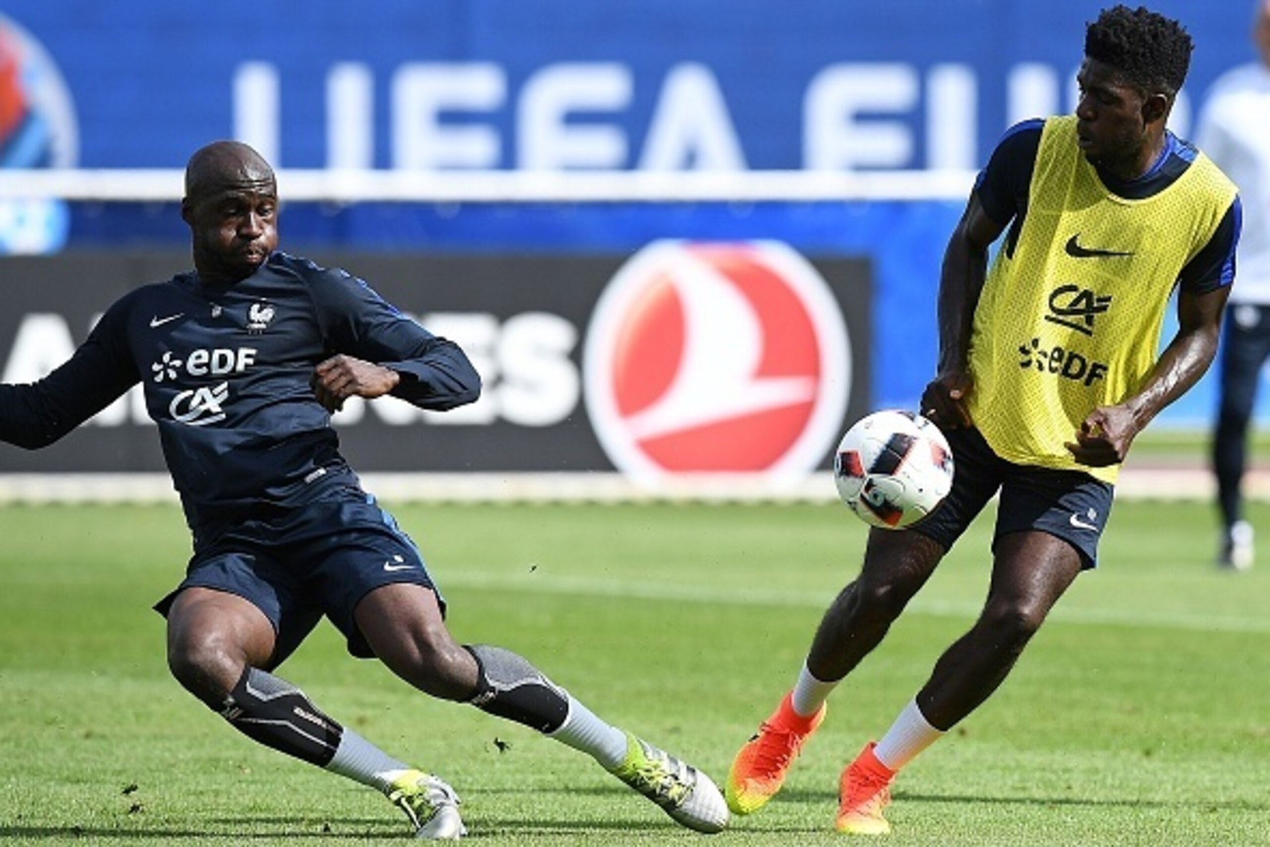 France's defender Samuel Umtiti (R) and France's defender Eliaquim Mangala take part in a  training session in Clairefontaine-en-Yvelines, southwest of Paris, on June 6, 2016, during the Euro 2016 football tournament. / AFP / FRANCK FIFE        (Photo cre