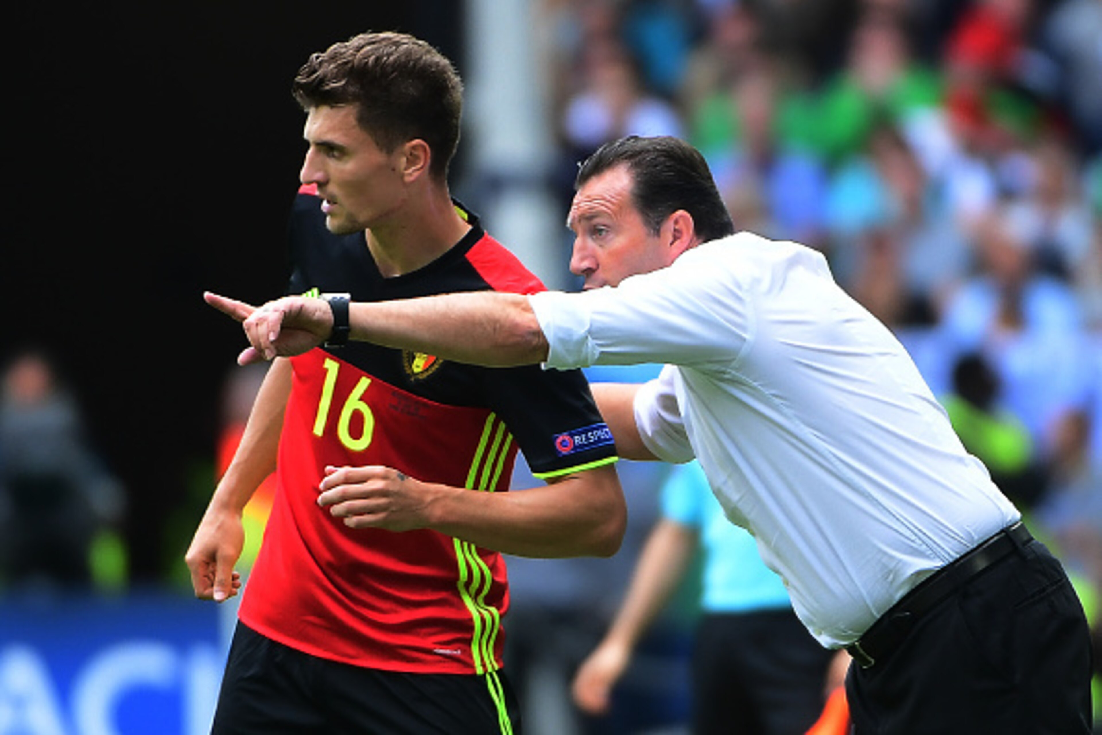 Belgium's coach Marc Wilmots (R) speaks to Belgium's defender Thomas Meunier during the Euro 2016 group E football match between Belgium and Ireland at the Matmut Atlantique stadium in Bordeaux on June 18, 2016. / AFP / EMMANUEL DUNAND        (Photo credi