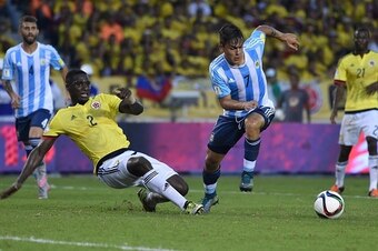 Colombia's Cristian Zapata (L) and Argentina's Paulo Dybala vie for the ball during their Russia 2018 FIFA World Cup South American Qualifiers football match, in Barranquilla on November 17, 2015.    AFP PHOTO / LUIS ROBAYO        (Photo credit should rea