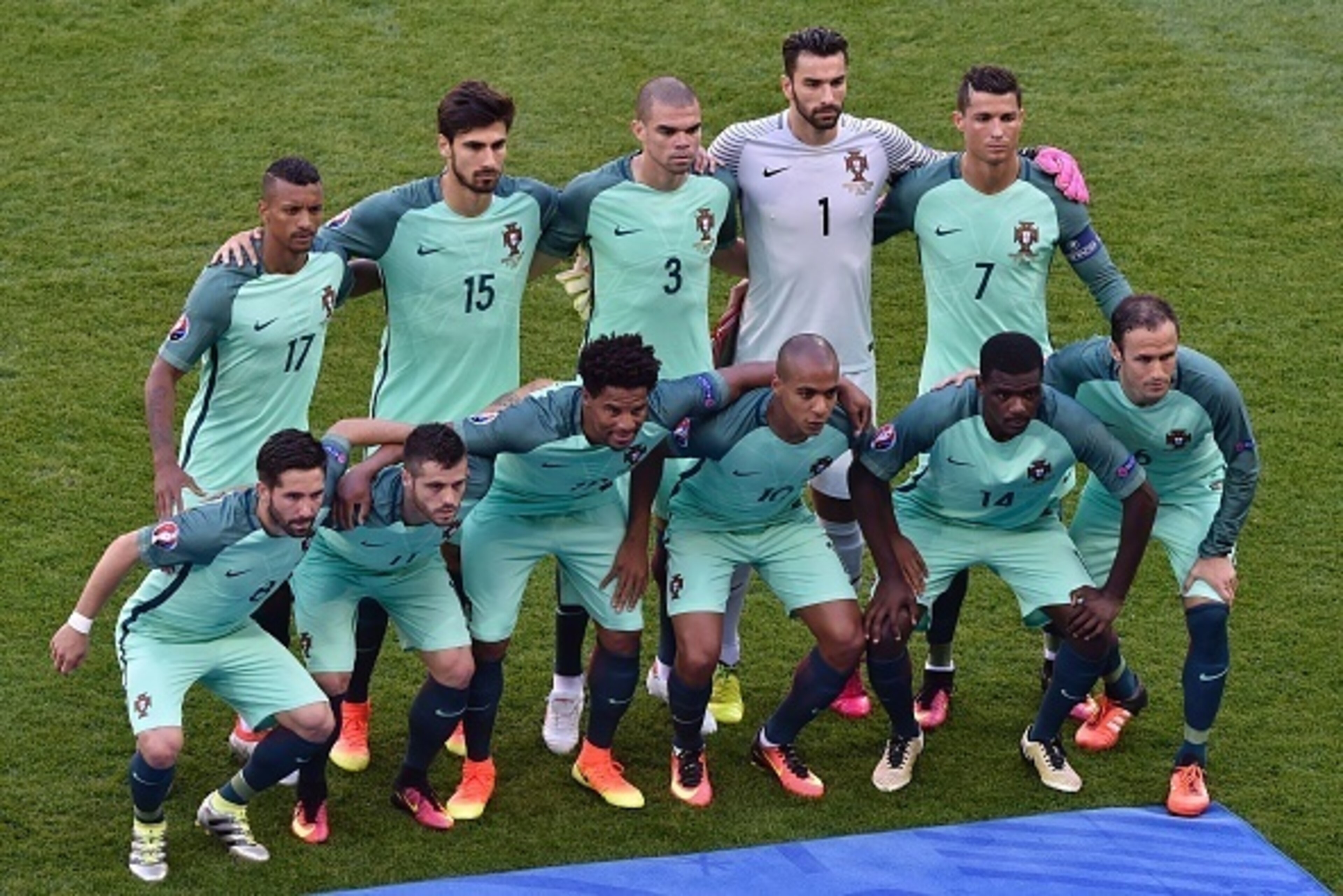 Portuguese players pose ahead of the Euro 2016 group F football match between Hungary and Portugal at the Parc Olympique Lyonnais stadium in Decines-Charpieu, near Lyon, on June 22, 2016. (LtoR, from upper row) Portugal's forward Nani, Portugal's midfield
