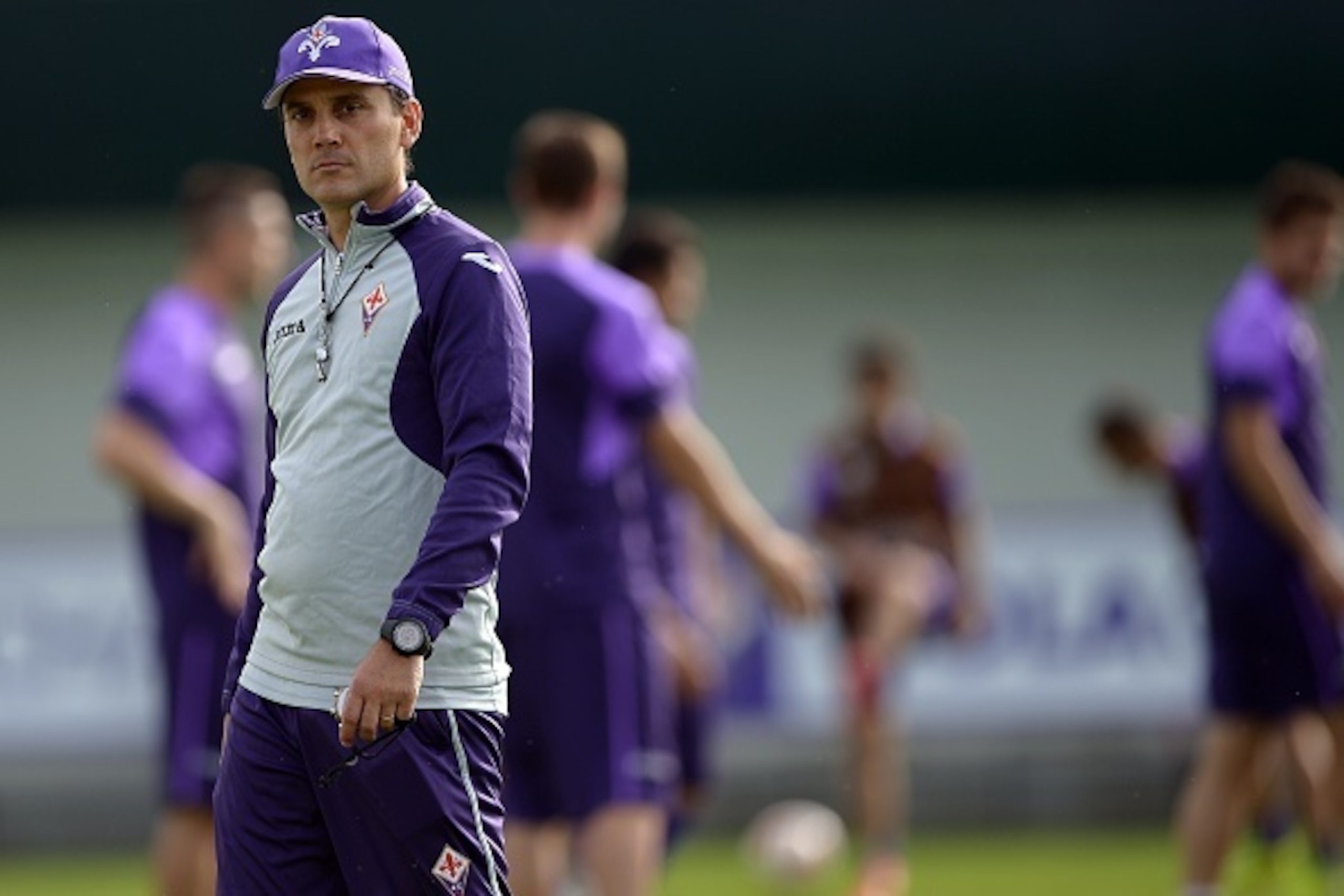 Fiorentina's coach Vincenzo Montella looks on during a training session on the eve of the UEFA Europa League semi final second leg football match against Sevilla at Florence Artemio Franchi Stadium on May 13, 2015. AFP PHOTO / FILIPPO MONTEFORTE        (P