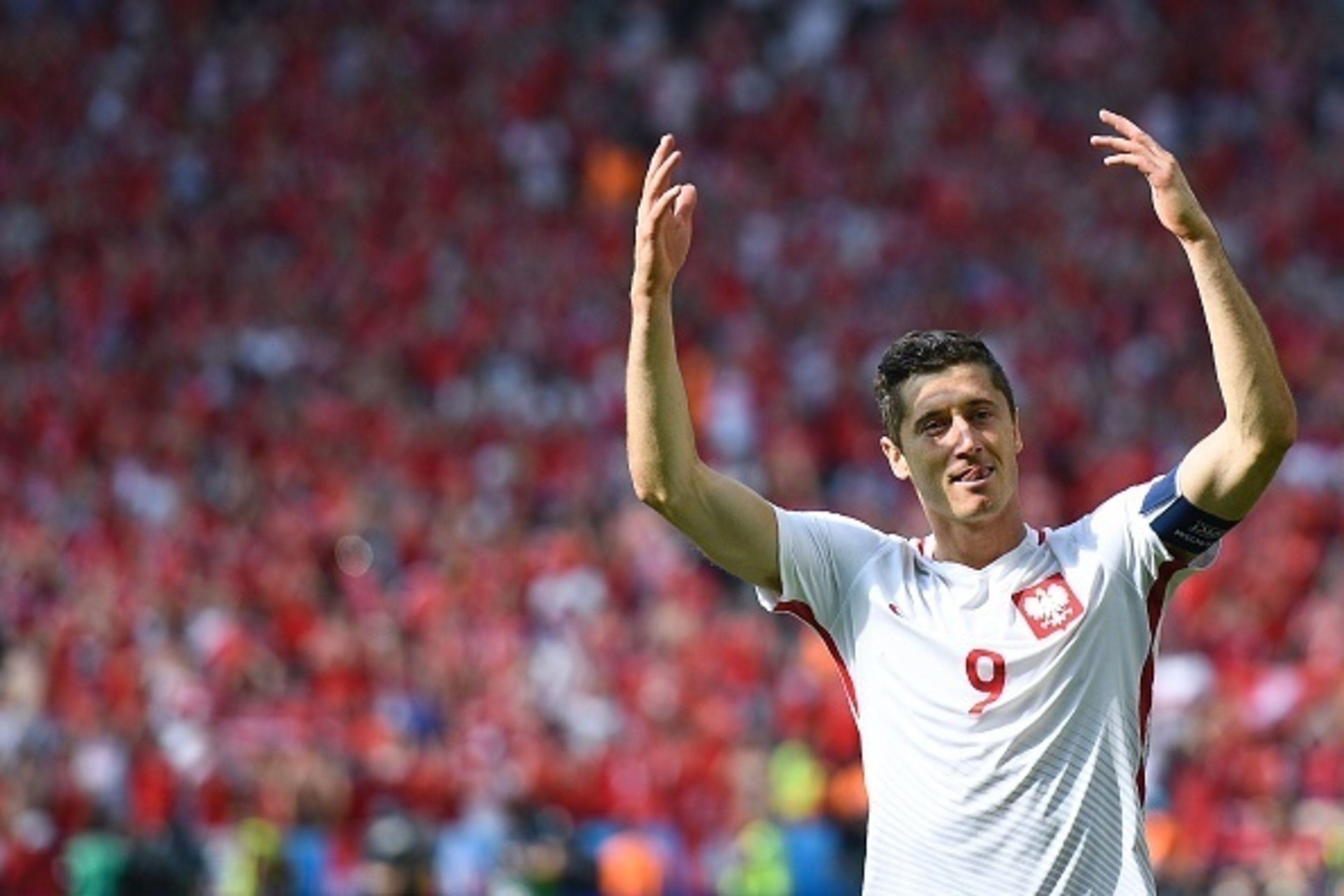 Poland's forward Robert Lewandowski celebrates his team's victory during the Euro 2016 round of sixteen football match Switzerland vs Poland, on June 25, 2016 at the Geoffroy Guichard stadium in Saint-Etienne. / AFP / MARTIN BUREAU        (Photo credit sh