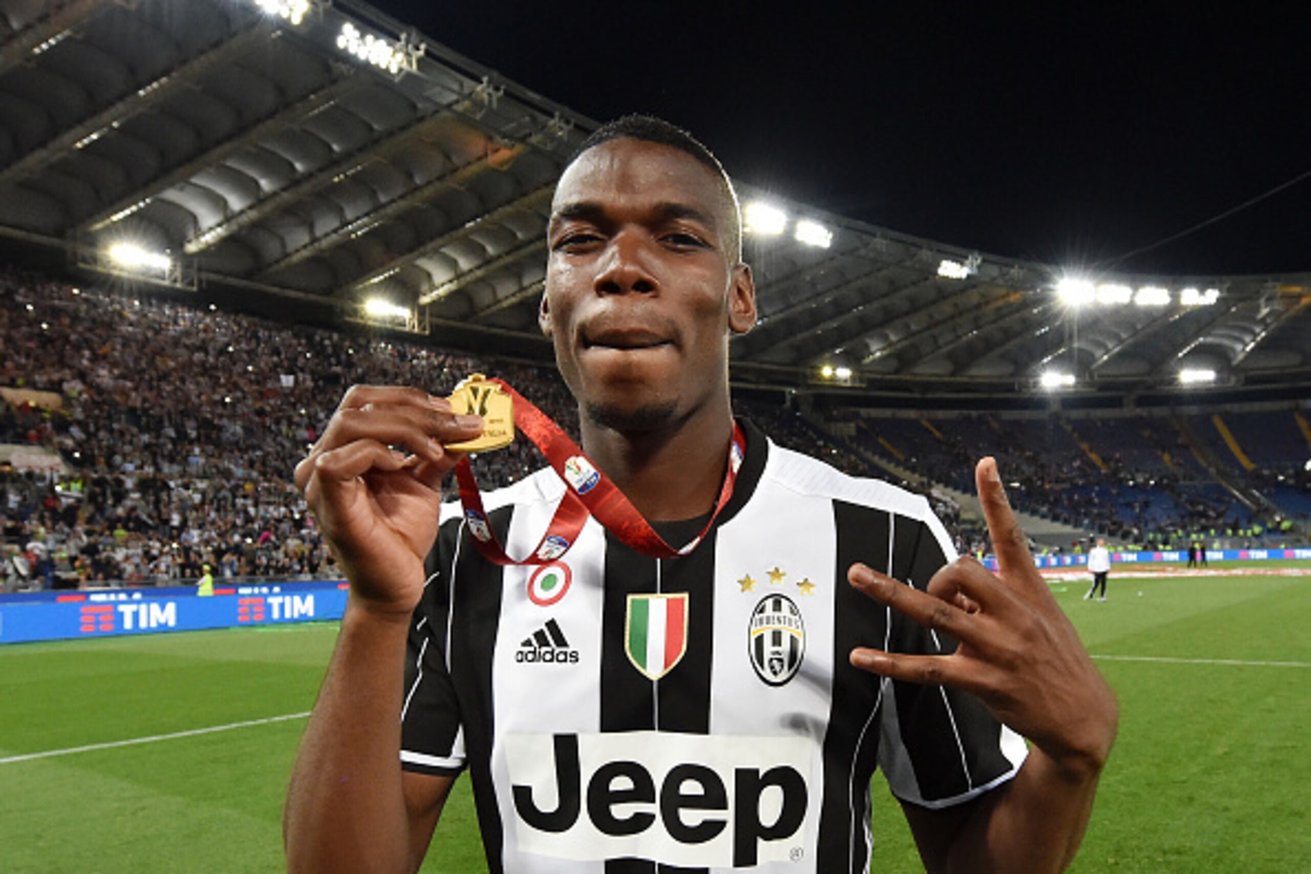 ROME, ITALY - MAY 21: Paul Pogba of Juventus FC celebrates the victory after the TIM Cup match between AC Milan and Juventus FC at Stadio Olimpico on May 21, 2016 in Rome, Italy. (Photo by Giuseppe Bellini/Getty Images) ROME, ITALY - MAY 21: Paul Pogba of Juventus FC celebrates the victory after the TIM Cup match between AC Milan and Juventus FC at Stadio Olimpico on May 21, 2016 in Rome, Italy. (Photo by Giuseppe Bellini/Getty Images)