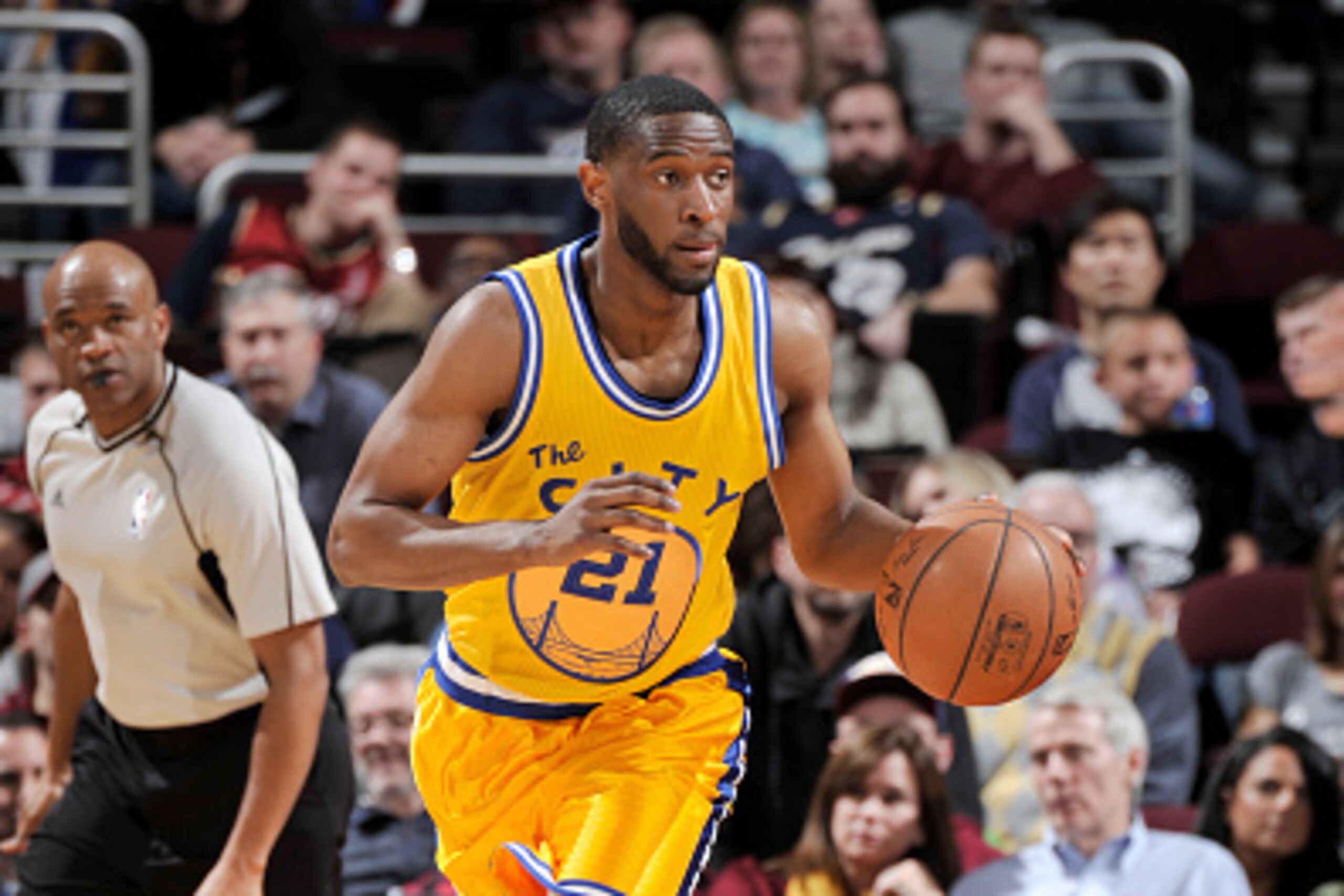 CLEVELAND, OH - JANUARY 18: Ian Clark #21 of the Golden State Warriors drives to the basket against the Cleveland Cavaliers during the game on January 18, 2016 at Quicken Loans Arena in Cleveland, Ohio. NOTE TO USER: User expressly acknowledges and agrees CLEVELAND, OH - JANUARY 18: Ian Clark #21 of the Golden State Warriors drives to the basket against the Cleveland Cavaliers during the game on January 18, 2016 at Quicken Loans Arena in Cleveland, Ohio. NOTE TO USER: User expressly acknowledges and agrees