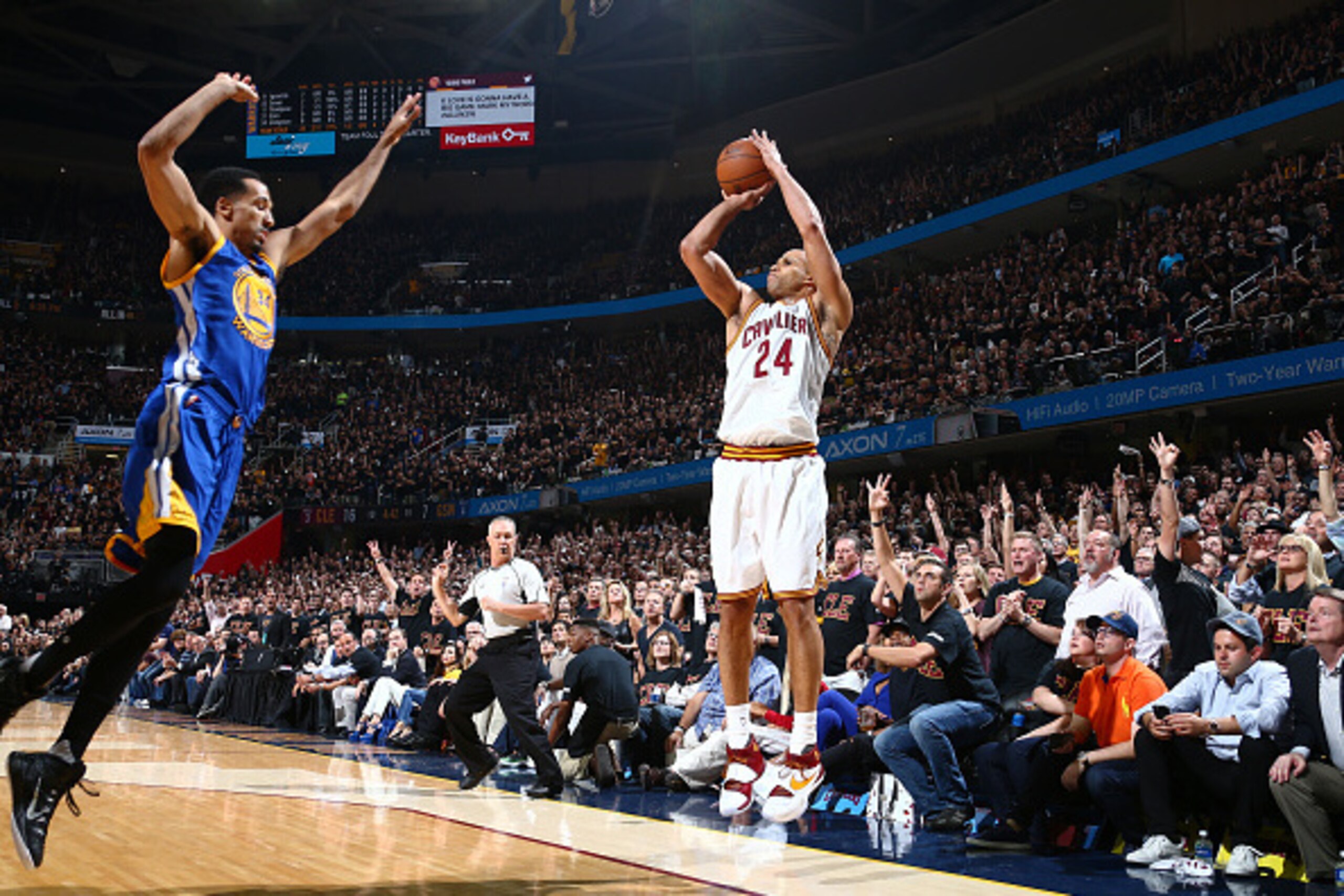 CLEVELAND, OH - JUNE 16: Richard Jefferson #24 of the Cleveland Cavaliers shoots the ball against the Golden State Warriors in Game Six of the 2016 NBA Finals on June 16, 2016 at Quicken Loans Arena in Cleveland, Ohio. NOTE TO USER: User expressly acknow CLEVELAND, OH - JUNE 16: Richard Jefferson #24 of the Cleveland Cavaliers shoots the ball against the Golden State Warriors in Game Six of the 2016 NBA Finals on June 16, 2016 at Quicken Loans Arena in Cleveland, Ohio. NOTE TO USER: User expressly acknow