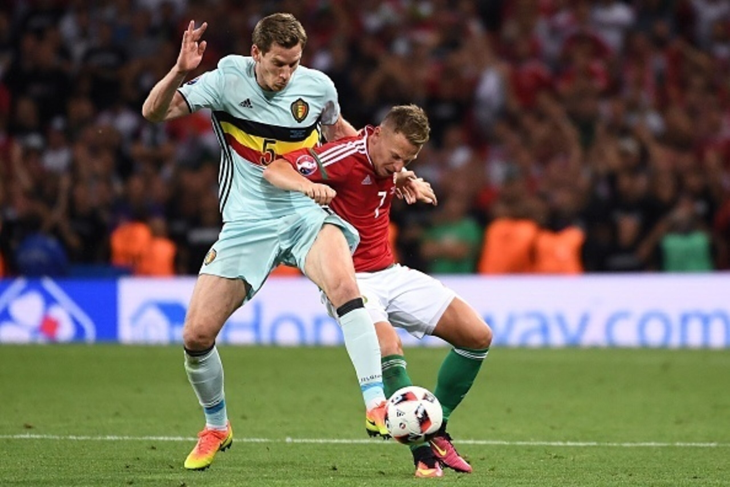 Belgium's defender Jan Vertonghen (L) vies for the ball with Hungary's midfielder Balazs Dzsudzsak  during the Euro 2016 round of 16 football match between Hungary and Belgium at the Stadium Municipal in Toulouse on June 26, 2016.   / AFP / PASCAL GUYOT  