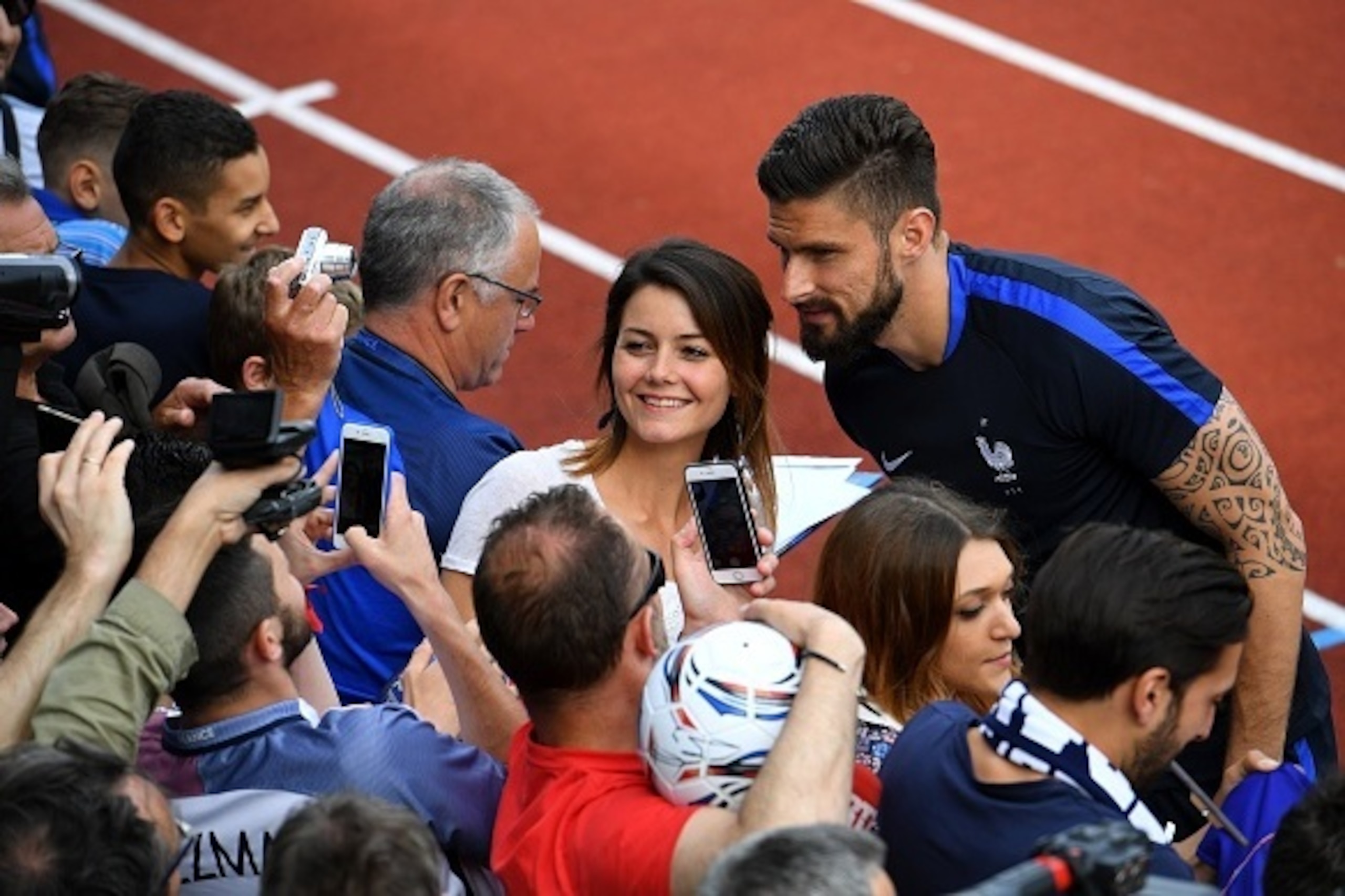 France's forward Olivier Giroud (R) poses for pictures before a training session in Clairefontaine-en-Yvelines, southwest of Paris, on June 29, 2016, during the Euro 2016 football tournament. / AFP / FRANCK FIFE        (Photo credit should read FRANCK FIF