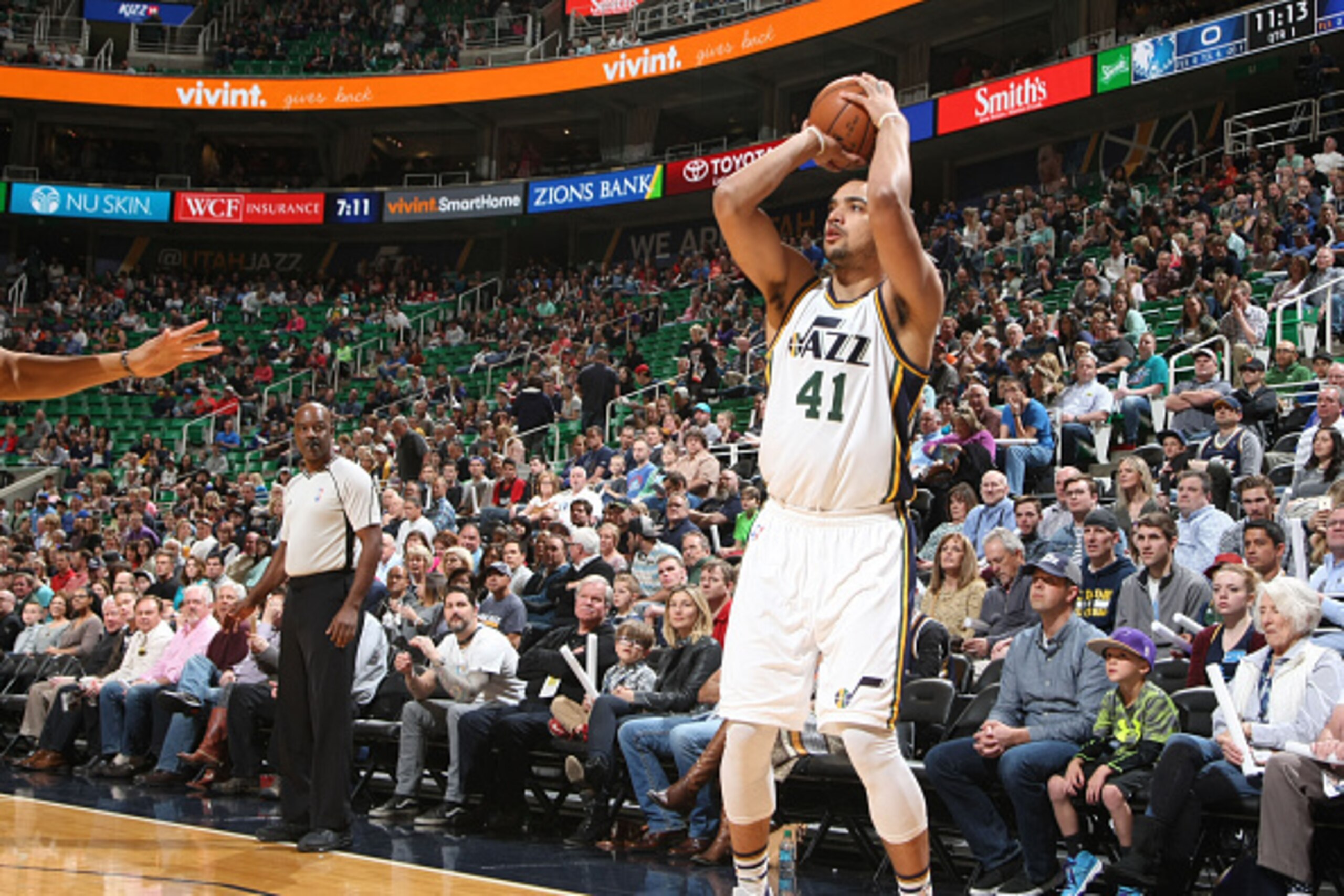 SALT LAKE CITY, UT - APRIL 1: Trey Lyles #41 of the Utah Jazz moves the ball against the Minnesota Timberwolves during the game on April 1, 2016 at Vivint Smart Home Arena in Salt Lake City, Utah. NOTE TO USER: User expressly acknowledges and agrees that SALT LAKE CITY, UT - APRIL 1: Trey Lyles #41 of the Utah Jazz moves the ball against the Minnesota Timberwolves during the game on April 1, 2016 at Vivint Smart Home Arena in Salt Lake City, Utah. NOTE TO USER: User expressly acknowledges and agrees that