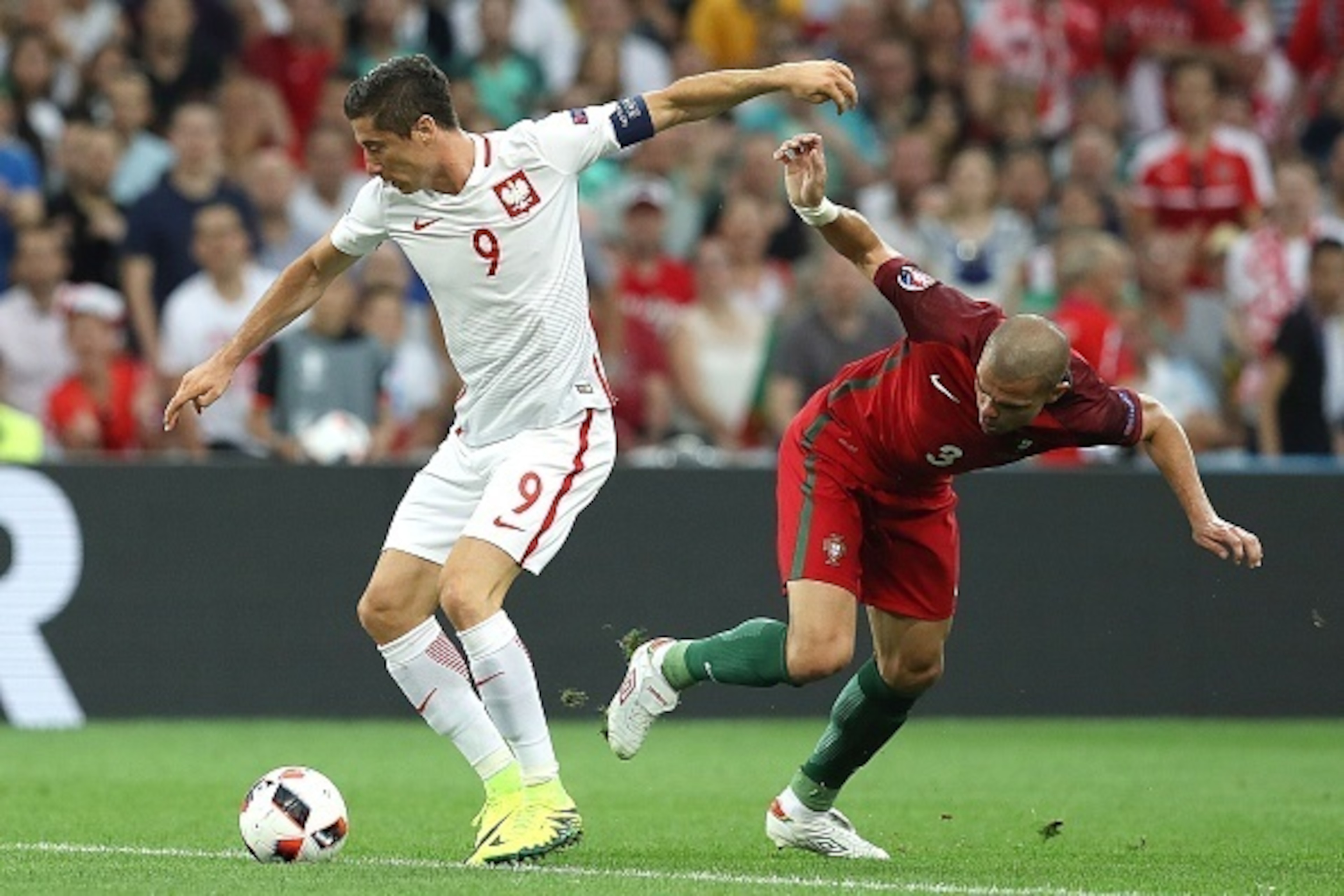 TOPSHOT - Poland's forward Robert Lewandowski (L) vies with Portugal's defender Pepe during the Euro 2016 quarter-final football match between Poland and Portugal at the Stade Velodrome in Marseille on June 30, 2016. / AFP / Valery HACHE        (Photo cre