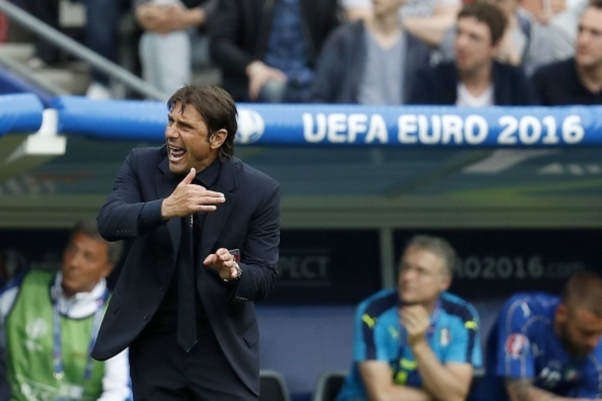 coach Antonio Conte of Italy during the UEFA Euro 2016 round of 16 match between Italy and Spain on June 27, 2016 at the Stade de France in Paris, France.(Photo by VI Images via Getty Images) coach Antonio Conte of Italy during the UEFA Euro 2016 round of 16 match between Italy and Spain on June 27, 2016 at the Stade de France in Paris, France.(Photo by VI Images via Getty Images)