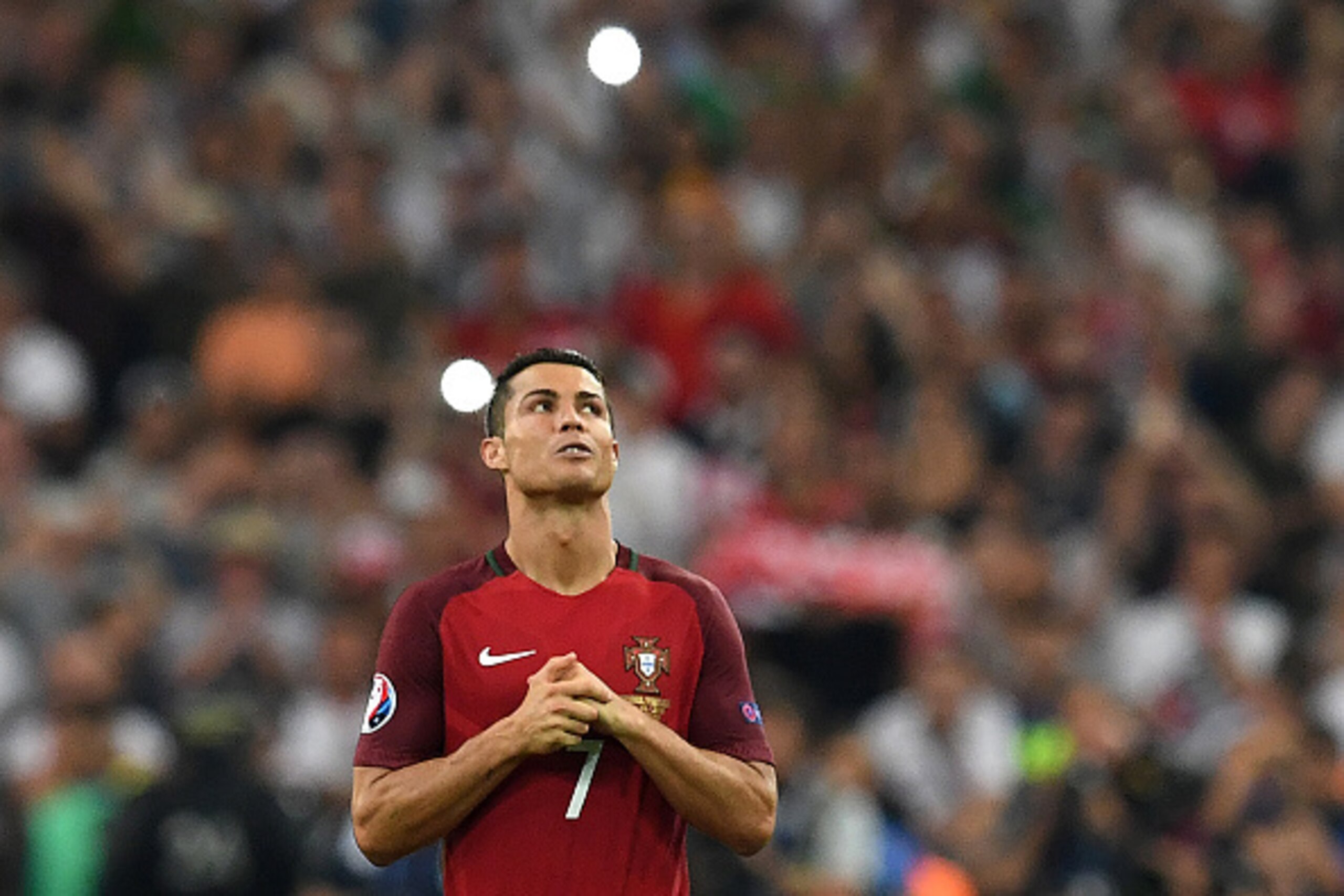 Portugal's forward Cristiano Ronaldo gestures during a penalty shoot-out of the Euro 2016 quarter-final football match between Poland and Portugal at the Stade Velodrome in Marseille on June 30, 2016. / AFP / FRANCISCO LEONG        (Photo credit should re