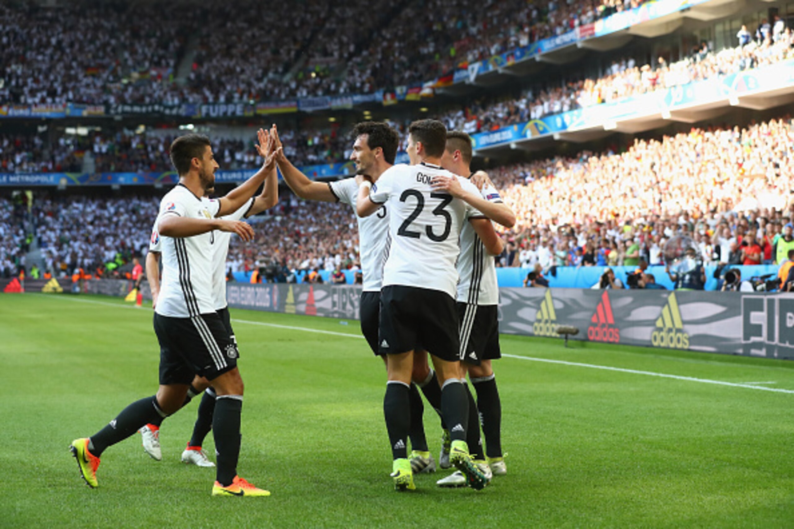 LILLE, FRANCE - JUNE 26:  Julian Draxler (1st R) of Germany celebrates scoring his team's third goal with his team mates during the UEFA EURO 2016 round of 16 match between Germany and Slovakia at Stade Pierre-Mauroy on June 26, 2016 in Lille, France. (Ph