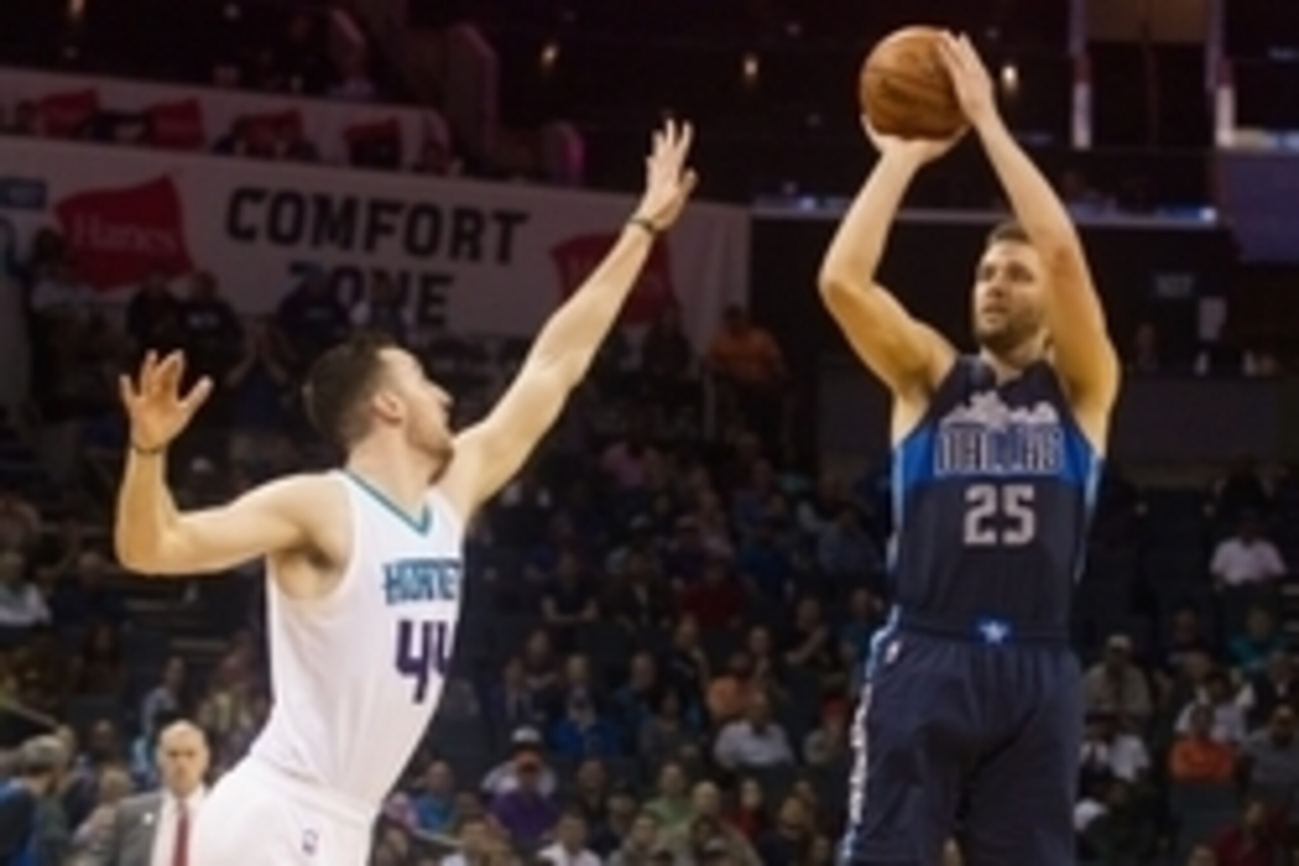 Mar 14, 2016; Charlotte, NC, USA; Dallas Mavericks forward Chandler Parsons (25) shoots the ball over Charlotte Hornets forward Frank Kaminsky (44) in the second half at Time Warner Cable Arena. The Mavericks won 107-96. Mandatory Credit: Jeremy Brevard-U Mar 14, 2016; Charlotte, NC, USA; Dallas Mavericks forward Chandler Parsons (25) shoots the ball over Charlotte Hornets forward Frank Kaminsky (44) in the second half at Time Warner Cable Arena. The Mavericks won 107-96. Mandatory Credit: Jeremy Brevard-U