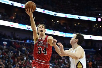 NEW ORLEANS, LA - APRIL 11:  Mike Dunleavy #34 of the Chicago Bulls drives to the basket against Omer Asik #3 of the New Orleans Pelicans during the second half of a game at the Smoothie King Center on April 11, 2016 in New Orleans, Louisiana. NOTE TO USE