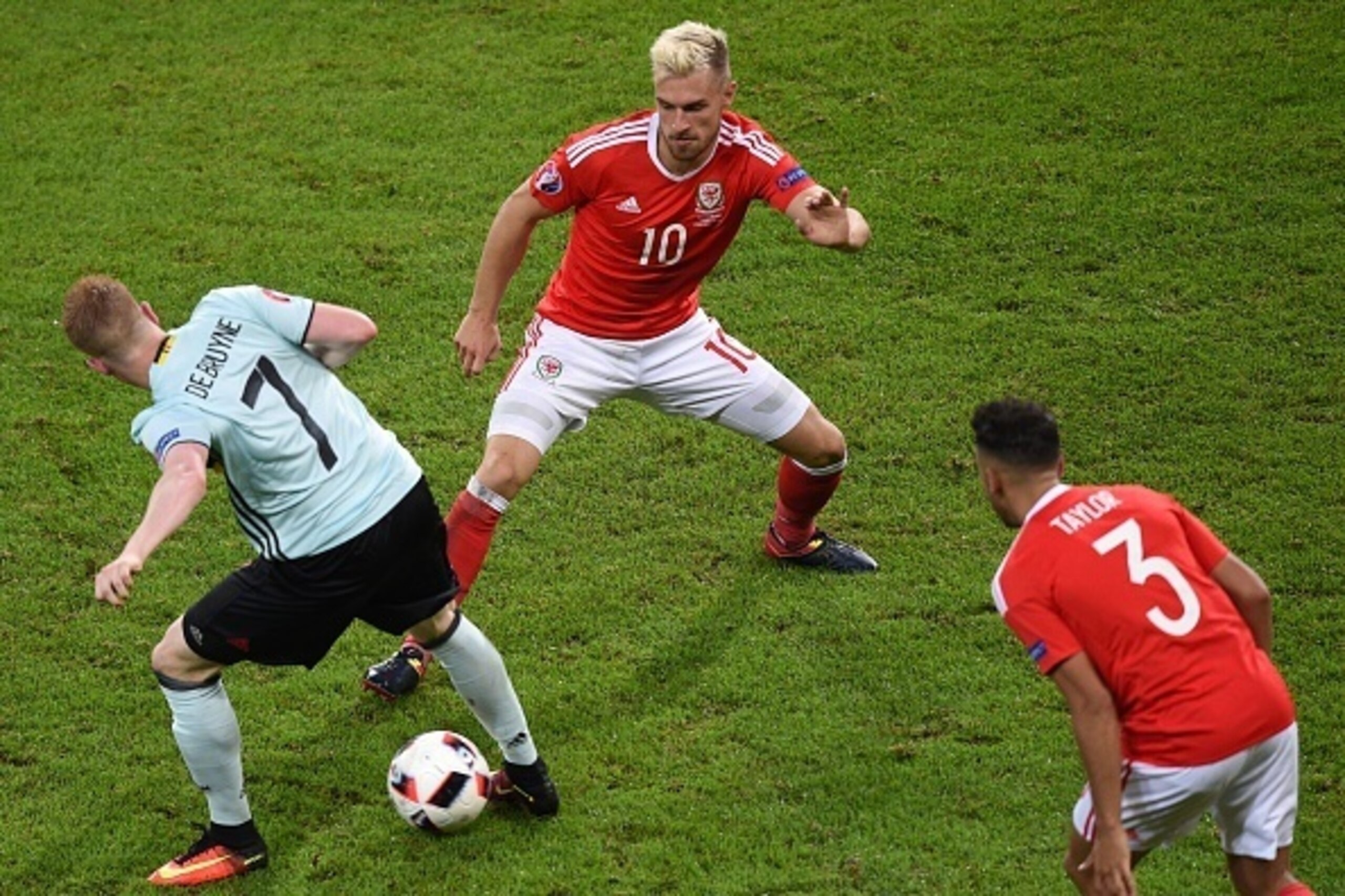 Belgium's midfielder Kevin De Bruyne (L) challenges Wales' midfielder Aaron Ramsey during the Euro 2016 quarter-final football match between Wales and Belgium at the Pierre-Mauroy stadium in Villeneuve-d'Ascq near Lille, on July 1, 2016. / AFP / DENIS CHA Belgium's midfielder Kevin De Bruyne (L) challenges Wales' midfielder Aaron Ramsey during the Euro 2016 quarter-final football match between Wales and Belgium at the Pierre-Mauroy stadium in Villeneuve-d'Ascq near Lille, on July 1, 2016. / AFP / DENIS CHA