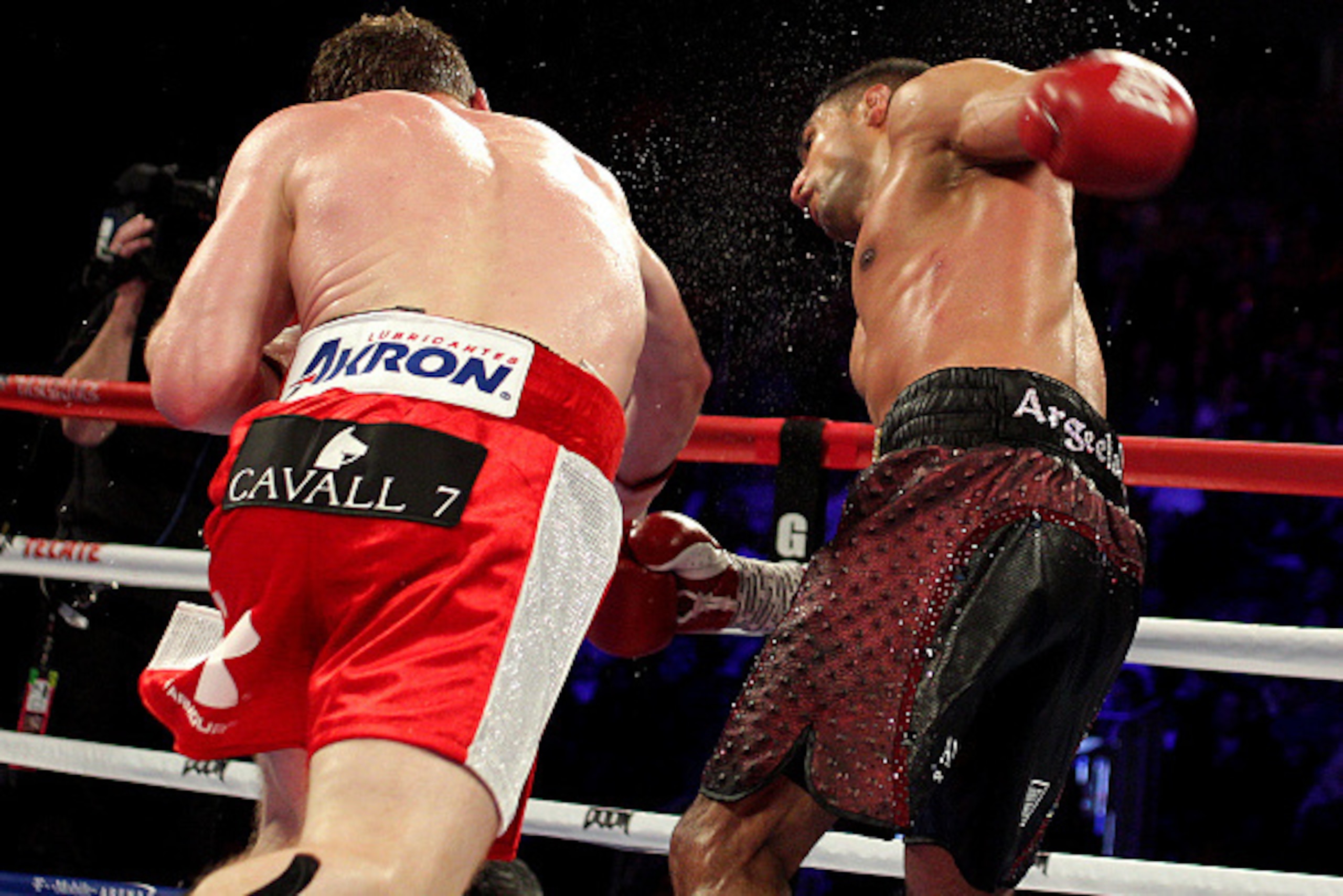 Canelo Alvarez (L) of Mexico connects the knockout punch against Amir Khan (R) of Great Britain in the sixth round during their WBC middleweight title fight at T-Mobile Arena on May 7, 2016 in Las Vegas, Nevada. / AFP / John Gurzinski (Photo credi Canelo Alvarez (L) of Mexico connects the knockout punch against Amir Khan (R) of Great Britain in the sixth round during their WBC middleweight title fight at T-Mobile Arena on May 7, 2016 in Las Vegas, Nevada. / AFP / John Gurzinski (Photo credi