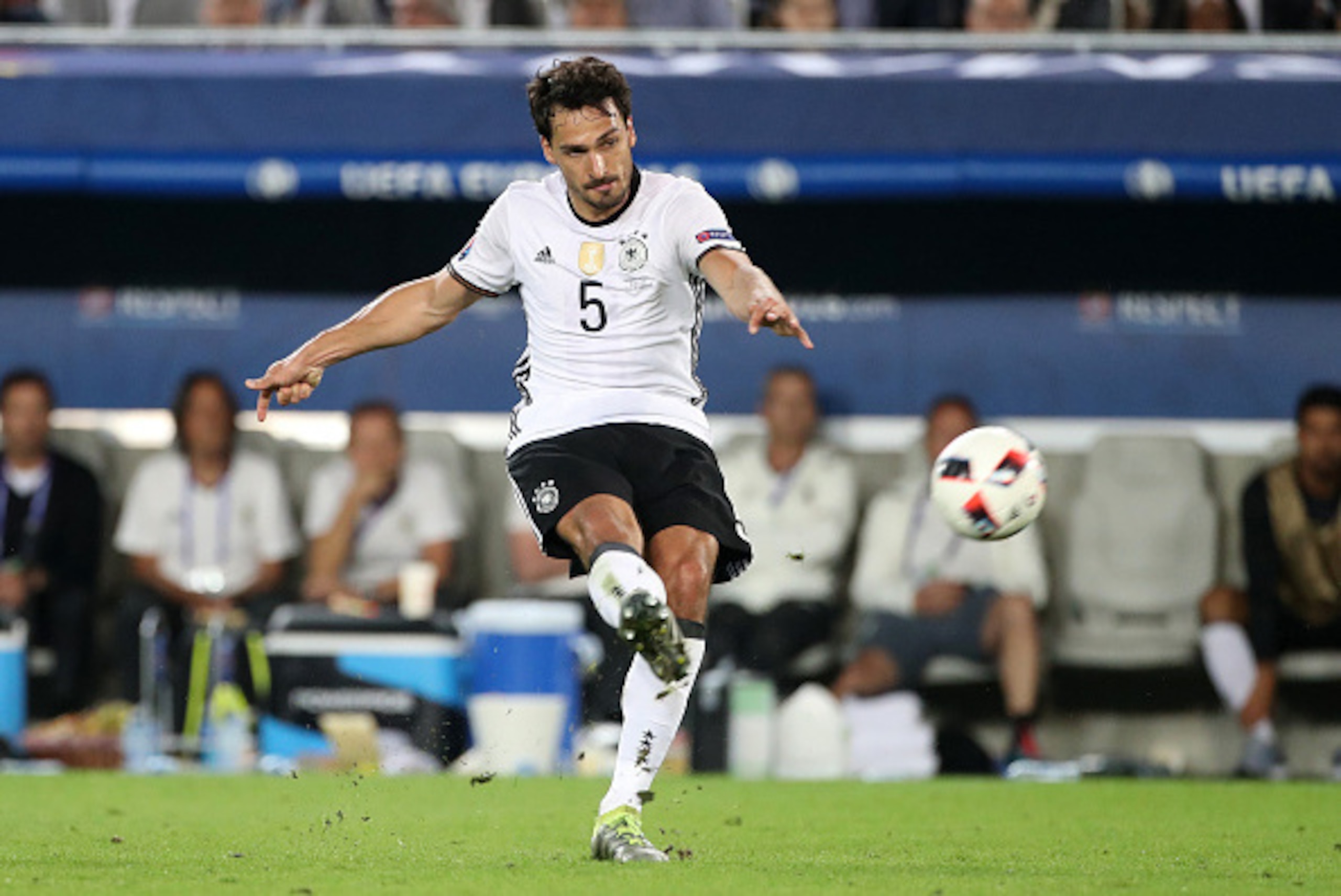 BORDEAUX, FRANCE - JULY 2: Mats Hummels of Germany in action during the UEFA Euro 2016 quarter final match between Germany and Italy at Stade Matmut Atlantique on July 2, 2016 in Bordeaux, France. (Photo by Jean Catuffe/Getty Images) BORDEAUX, FRANCE - JULY 2: Mats Hummels of Germany in action during the UEFA Euro 2016 quarter final match between Germany and Italy at Stade Matmut Atlantique on July 2, 2016 in Bordeaux, France. (Photo by Jean Catuffe/Getty Images)