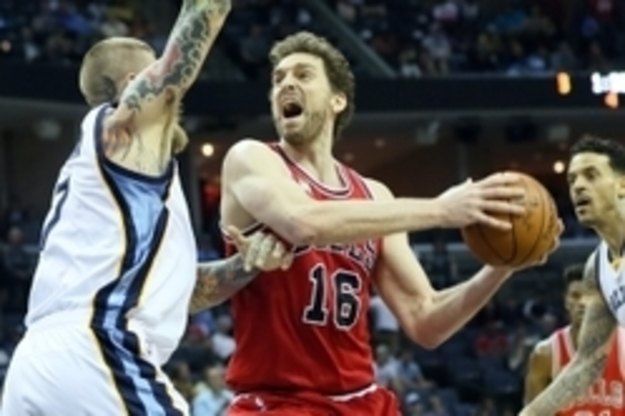 Apr 5, 2016; Memphis, TN, USA; Chicago Bulls forward Pau Gasol (16) drives as Memphis Grizzlies center Chris Andersen (7) defends at FedExForum. Mandatory Credit: Nelson Chenault-USA TODAY Sports