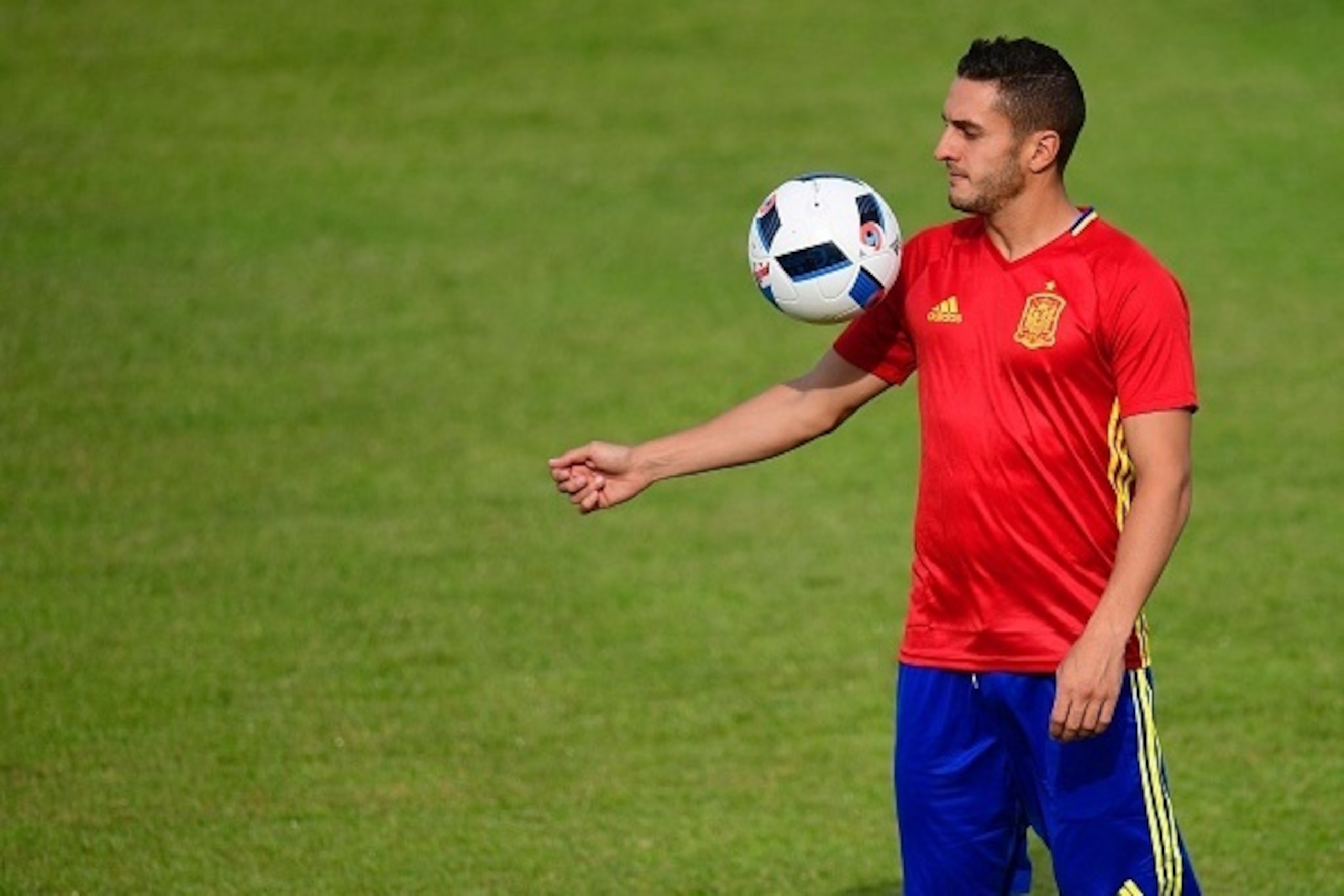 Spain's midfielder Koke plays with the ball during a training session in Saint Martin de Re's stadium on June 9, 2016, on the eve of the start of the Euro 2016 football tournament. / AFP / PIERRE-PHILIPPE MARCOU        (Photo credit should read PIERRE-PHI