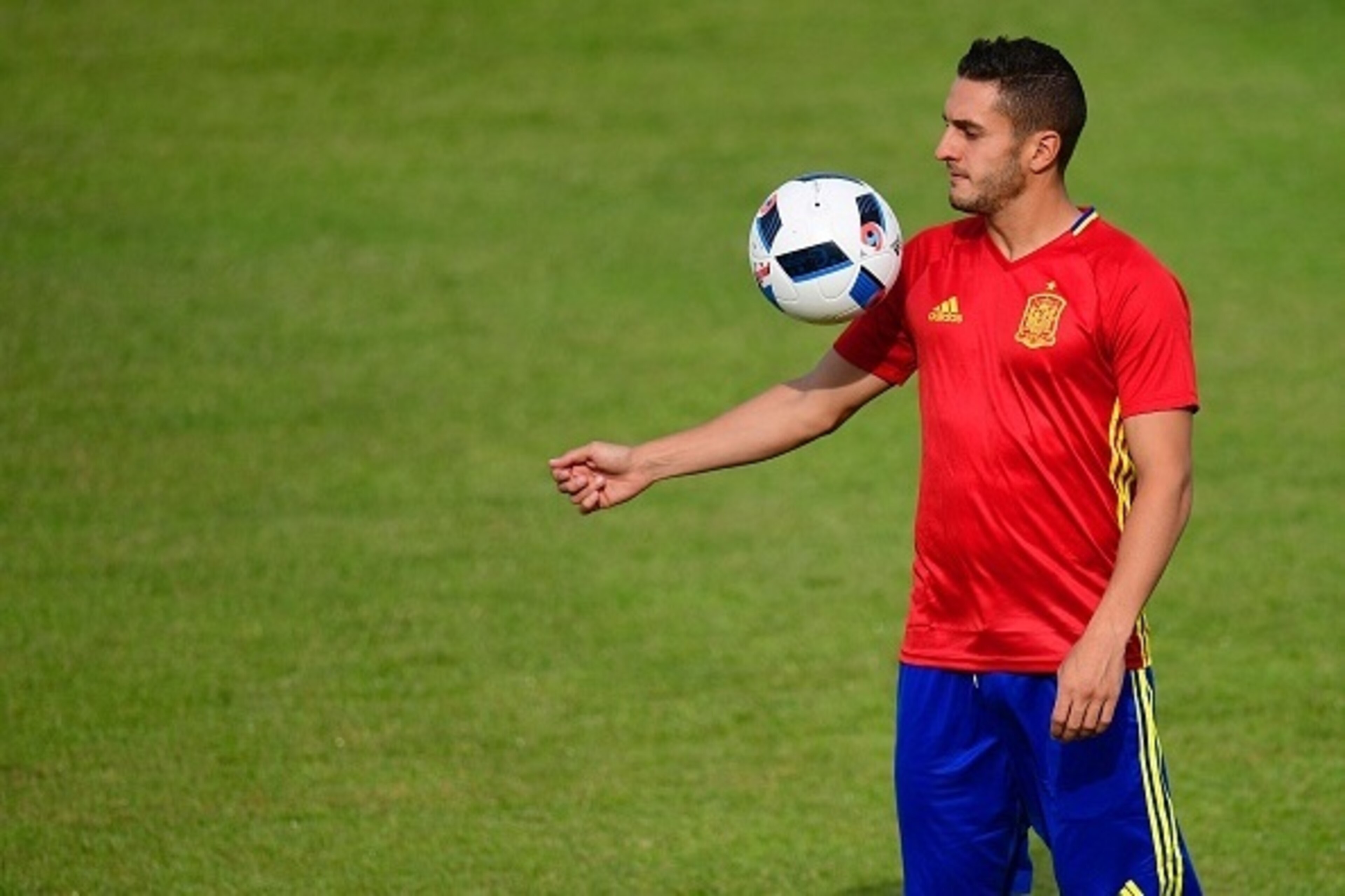 Spain's midfielder Koke plays with the ball during a training session in Saint Martin de Re's stadium on June 9, 2016, on the eve of the start of the Euro 2016 football tournament. / AFP / PIERRE-PHILIPPE MARCOU (Photo credit should read PIERRE-PHI Spain's midfielder Koke plays with the ball during a training session in Saint Martin de Re's stadium on June 9, 2016, on the eve of the start of the Euro 2016 football tournament. / AFP / PIERRE-PHILIPPE MARCOU (Photo credit should read PIERRE-PHI
