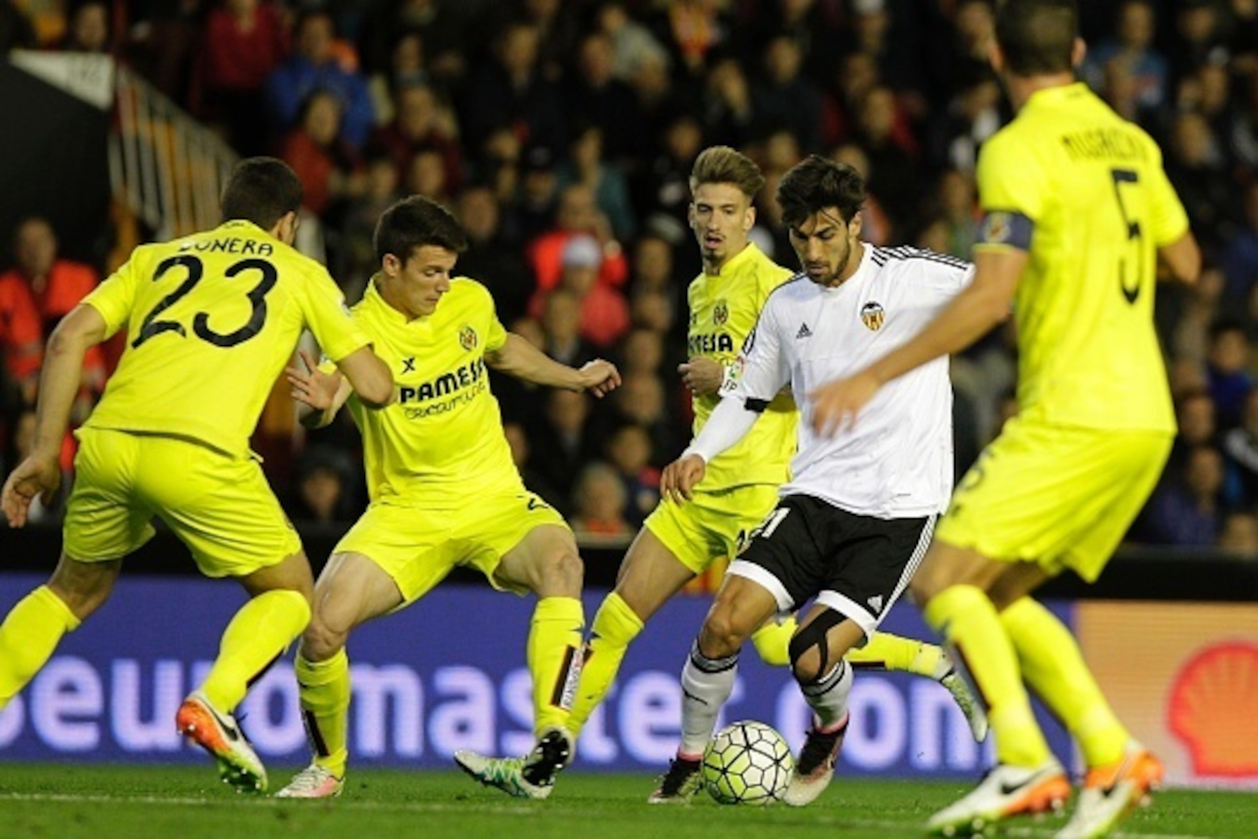 Villarreal's midfielder Rodrigo (L) vies with Valencia's Portuguese midfielder Andre Gomes during the Spanish league football match Valencia CF vs Villarreal CF at the Mestalla stadium in Valencia on May 1, 2016. / AFP / JOSE JORDAN (Photo credit s Villarreal's midfielder Rodrigo (L) vies with Valencia's Portuguese midfielder Andre Gomes during the Spanish league football match Valencia CF vs Villarreal CF at the Mestalla stadium in Valencia on May 1, 2016. / AFP / JOSE JORDAN (Photo credit s