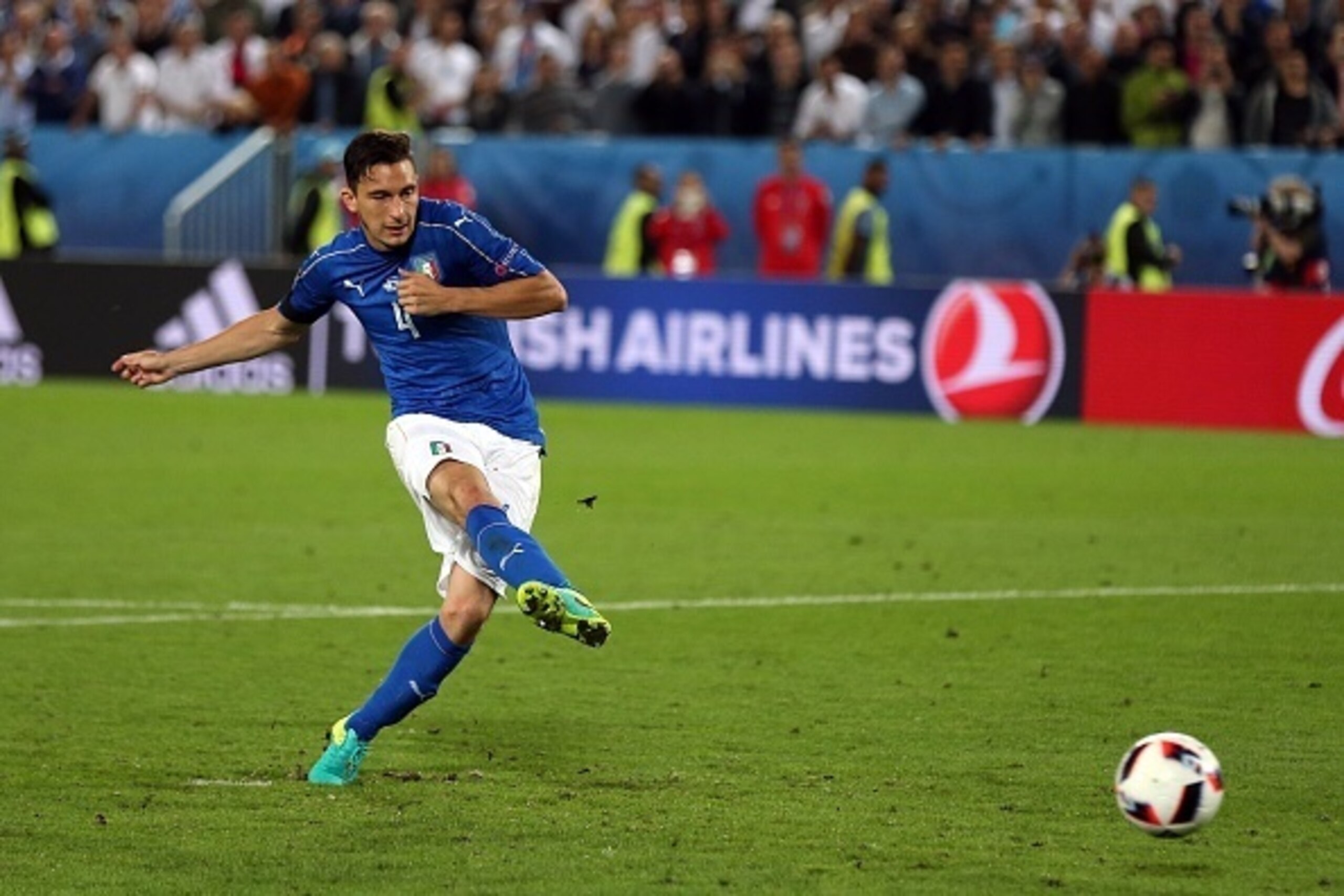 BORDEAUX, FRANCE - JULY 02: Matteo Darmian of Italy misses during the penalty shoot out following the UEFA Euro 2016 Quarter Final match between Germany and Italy at Nouveau Stade de Bordeaux on July 2, 2016 in Bordeaux, France. (Photo by Chris Brunskill BORDEAUX, FRANCE - JULY 02: Matteo Darmian of Italy misses during the penalty shoot out following the UEFA Euro 2016 Quarter Final match between Germany and Italy at Nouveau Stade de Bordeaux on July 2, 2016 in Bordeaux, France. (Photo by Chris Brunskill