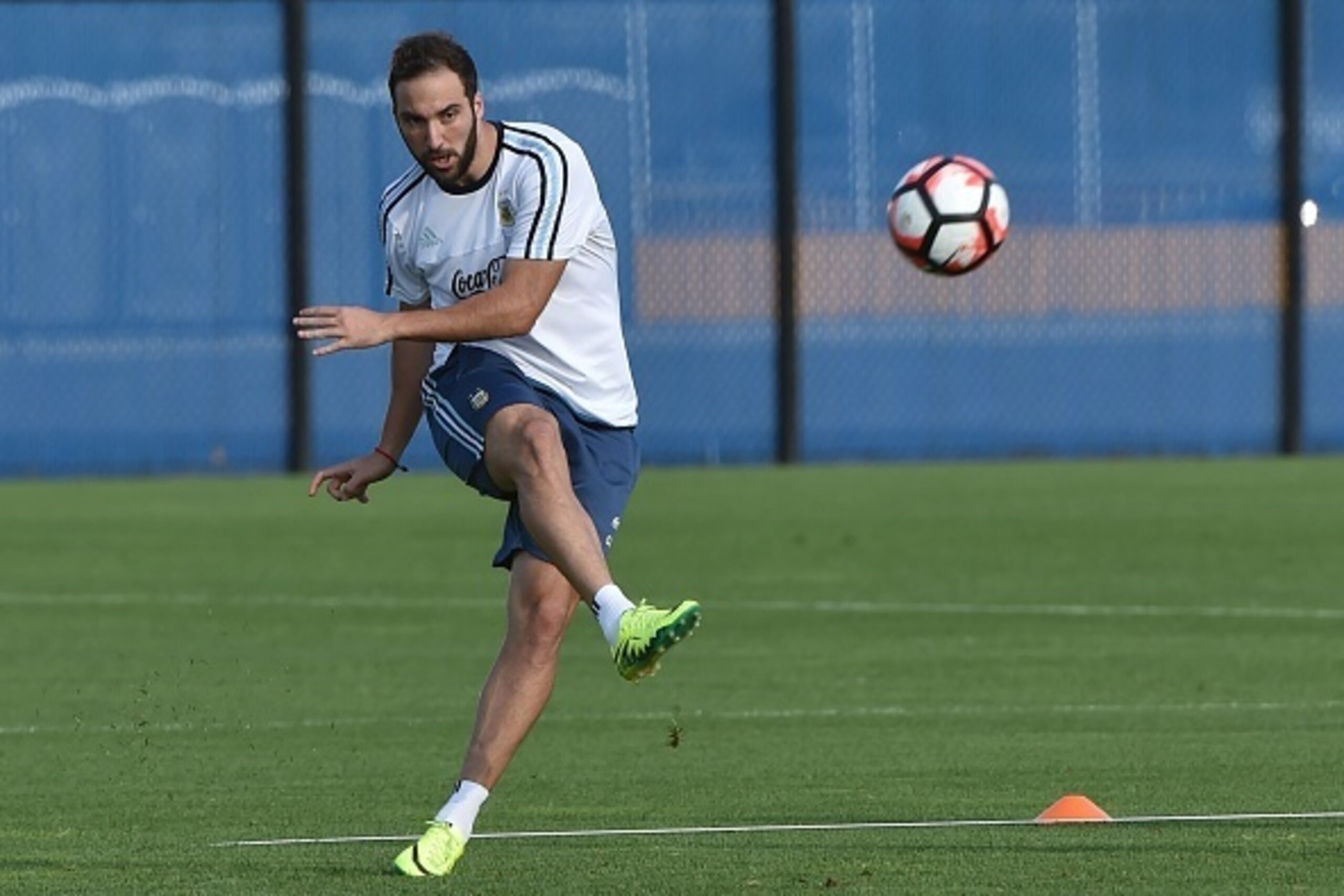 Argentina's national team player Gonzalo Higuain takes part in a training session at Quest Diagnostics training centre in East Rutherford, New Jersey on June 24, 2016.
Argentina will face Chile on June 26 in their final match of the Copa America Centenari