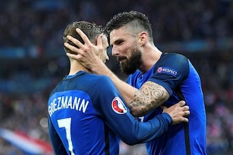 France's forward Olivier Giroud (R) celebrates after scoring a goal with France's forward Antoine Griezmann during the Euro 2016 quarter-final football match between France and Iceland at the Stade de France in Saint-Denis, near Paris, on July 3, 2016.  /