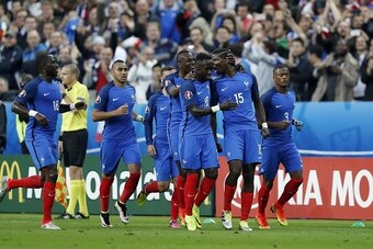 (L-R) Moussa Sissoko of France, Dimitri Payet of France, Adil Rami of France, Bacary Sagna of France, Paul Pogba of France, Patrice Evra of France during the UEFA EURO 2016 quarter final match between France and Iceland on July 3, 2016 at the Stade de Fra