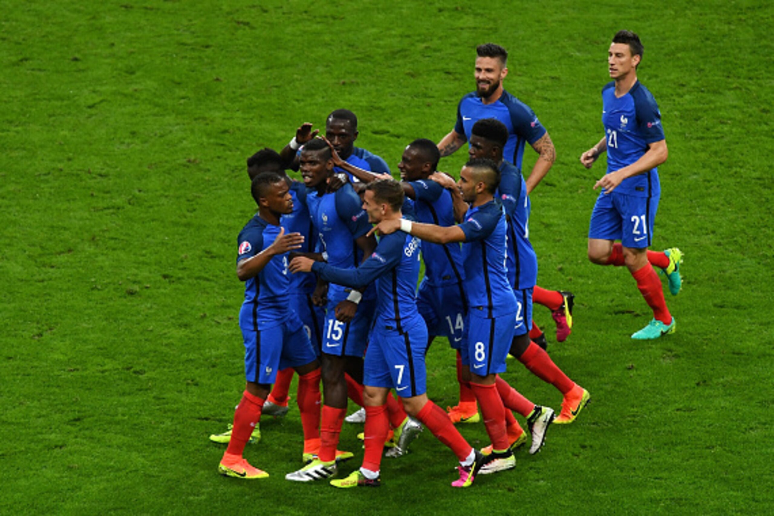 PARIS, FRANCE - JULY 03:  Paul Pogba (3rd L) of France celebrates scoring his team's second goal with his team mates during the UEFA EURO 2016 quarter final match between France and Iceland at Stade de France on July 3, 2016 in Paris, France.  (Photo by M